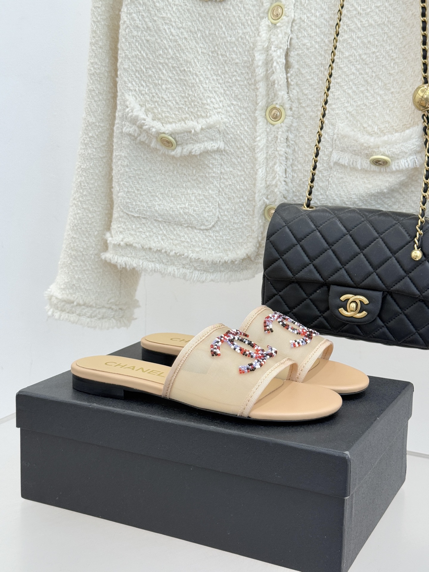 CHANE*｜小香26P水钻大双C网纱拖鞋小香 26P早春系列解锁星光美学这双拖鞋以烫钻工艺重塑经典符号