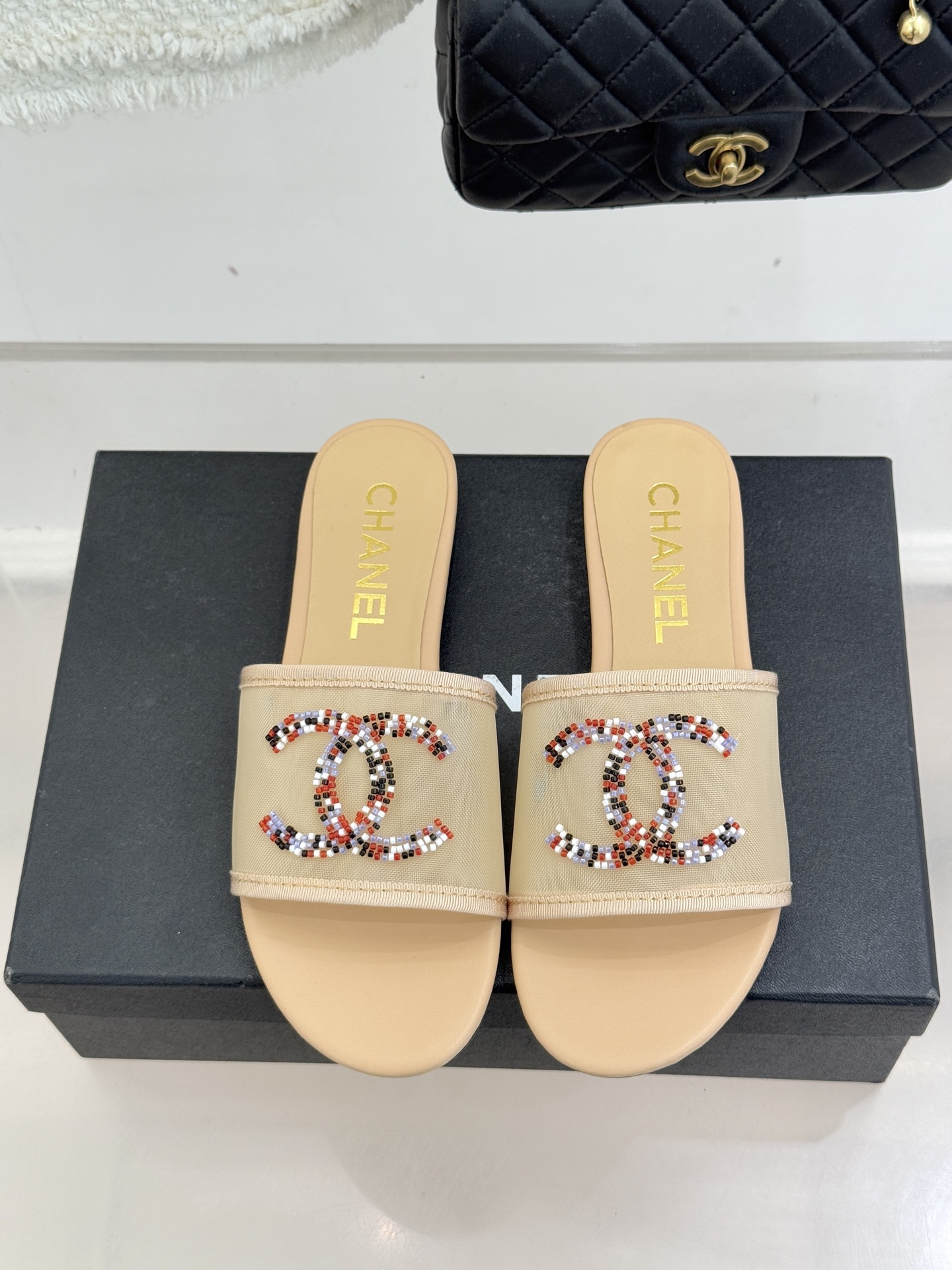 CHANE*｜小香26P水钻大双C网纱拖鞋小香 26P早春系列解锁星光美学这双拖鞋以烫钻工艺重塑经典符号