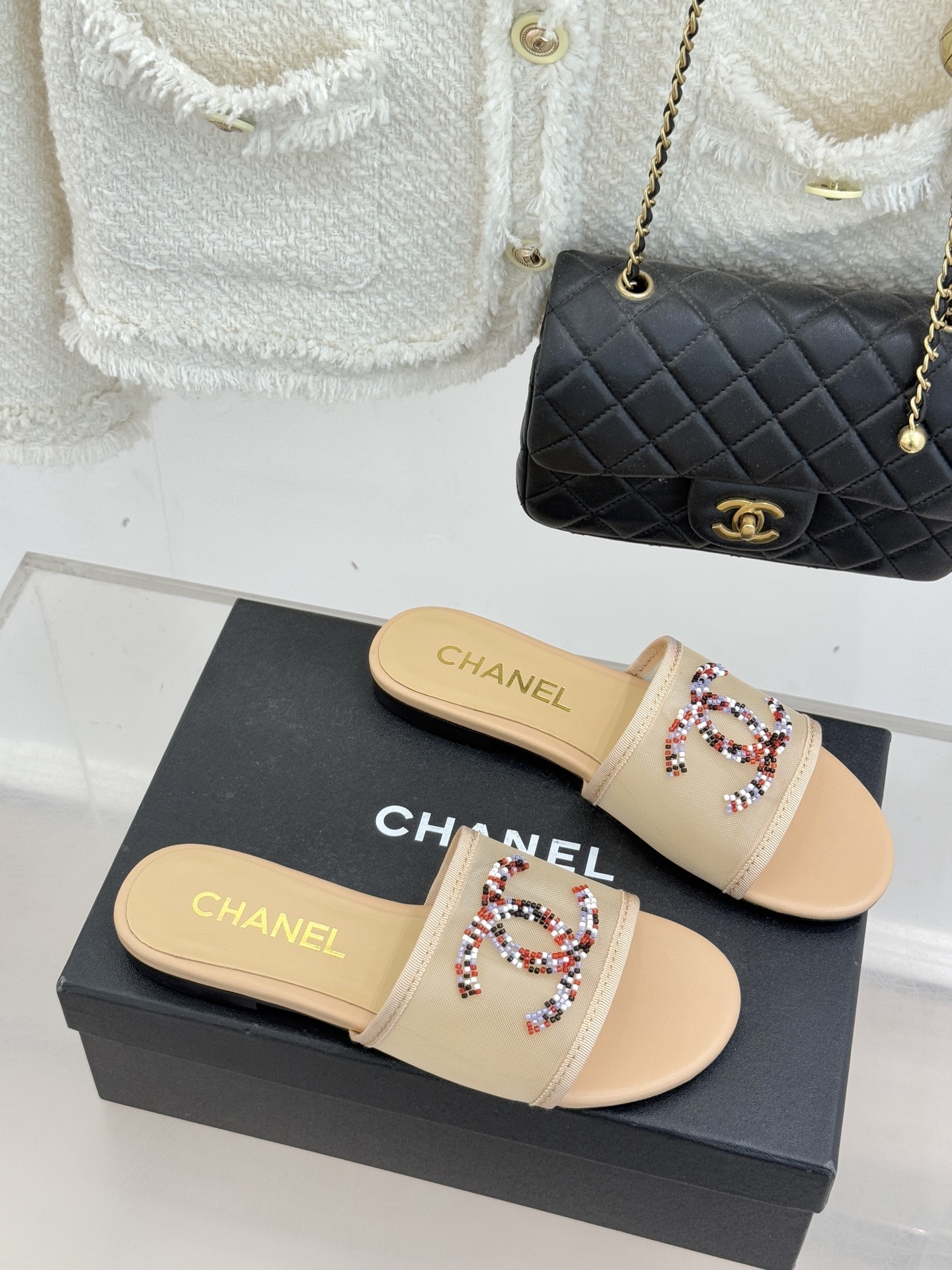 CHANE*｜小香26P水钻大双C网纱拖鞋小香 26P早春系列解锁星光美学这双拖鞋以烫钻工艺重塑经典符号