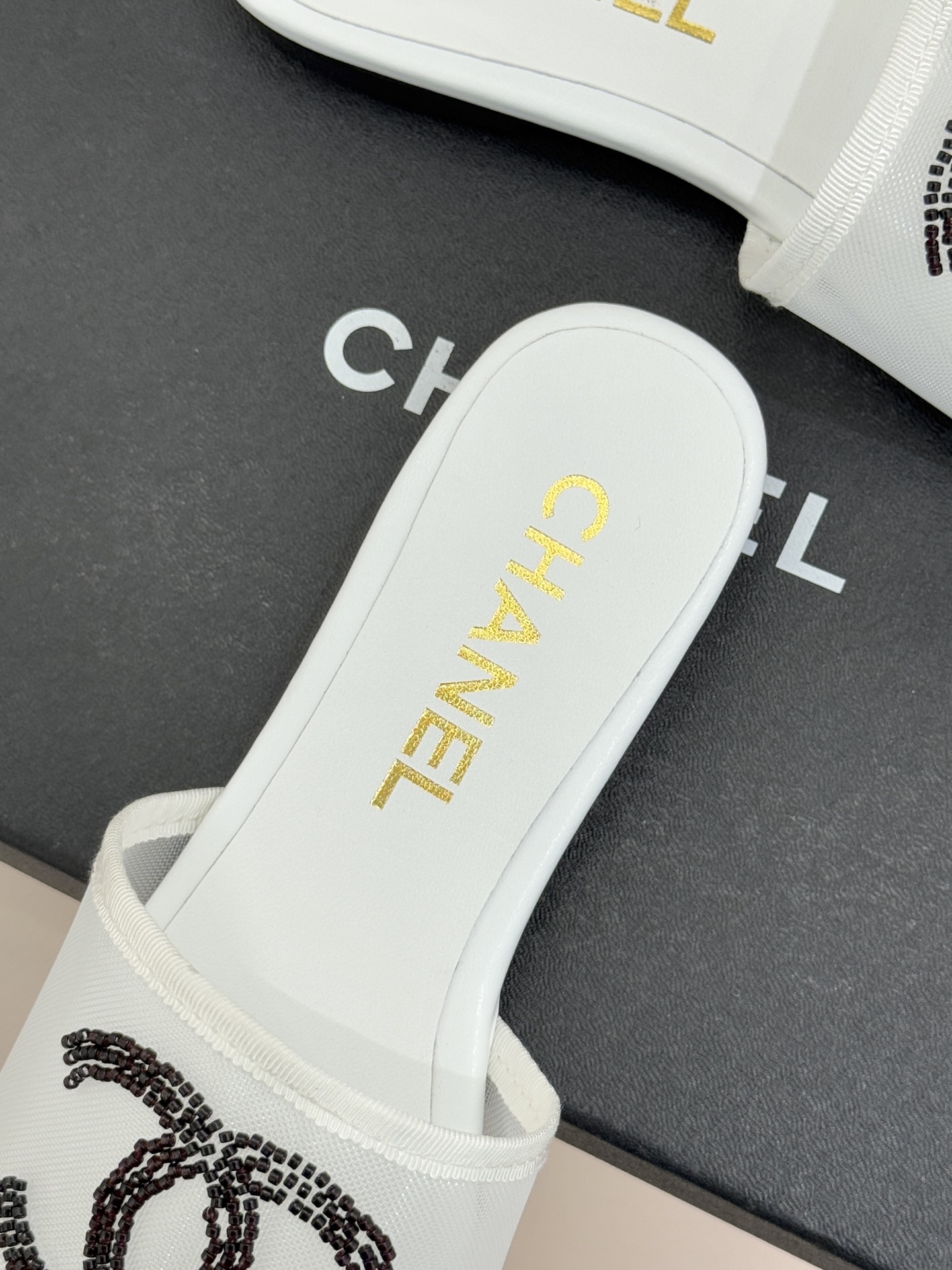 CHANE*｜小香26P水钻大双C网纱拖鞋小香 26P早春系列解锁星光美学这双拖鞋以烫钻工艺重塑经典符号
