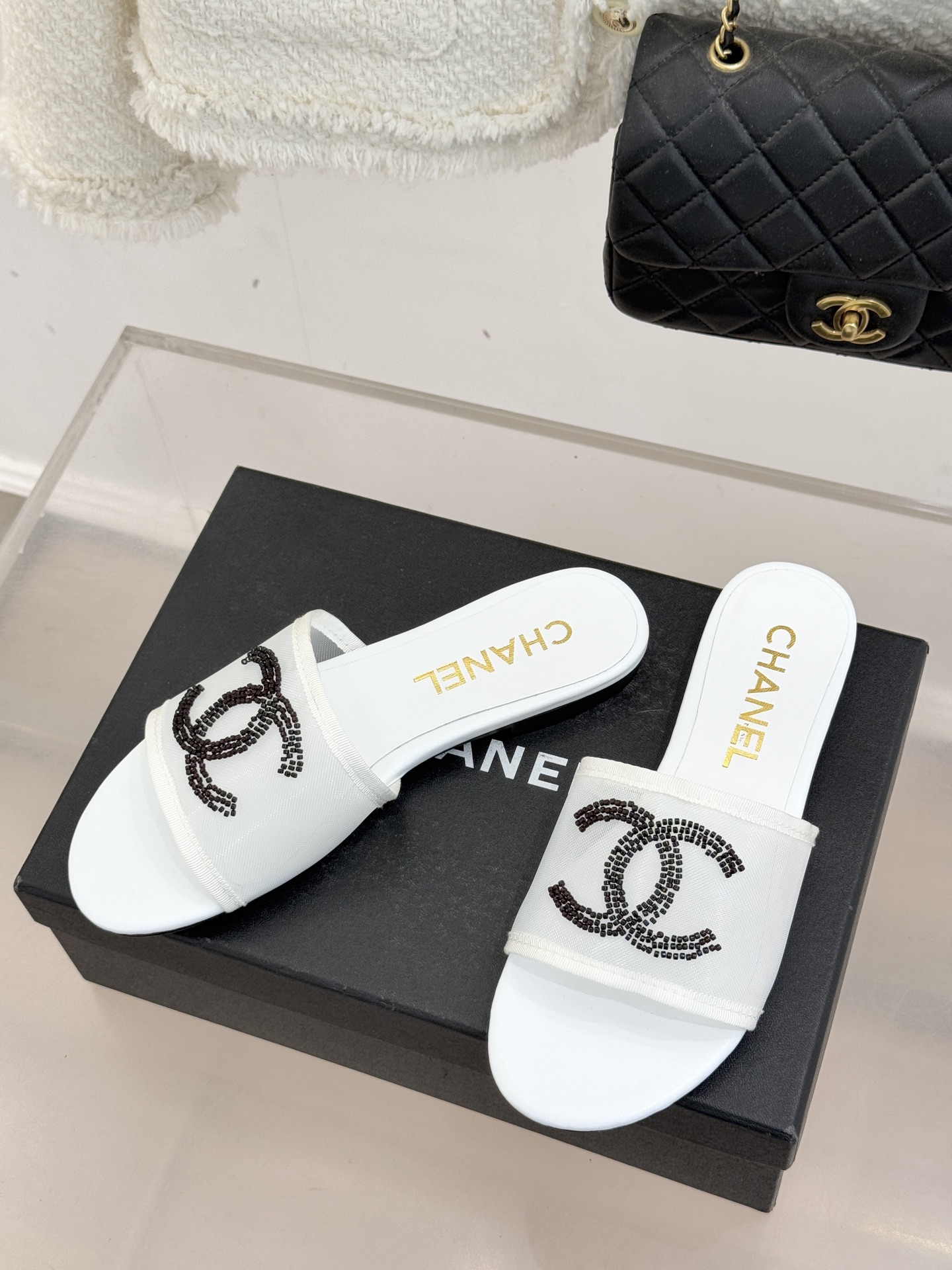 CHANE*｜小香26P水钻大双C网纱拖鞋小香 26P早春系列解锁星光美学这双拖鞋以烫钻工艺重塑经典符号