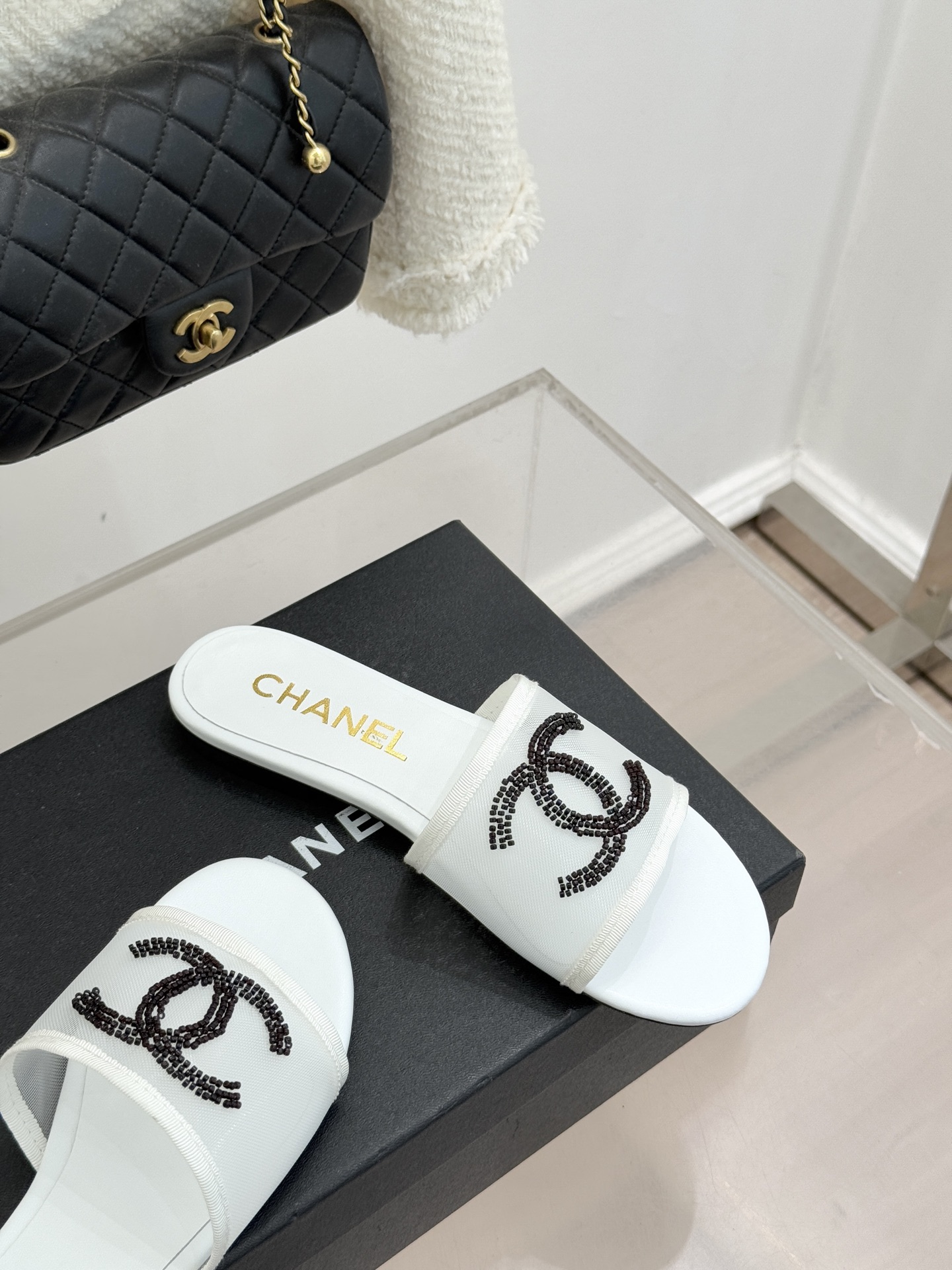 CHANE*｜小香26P水钻大双C网纱拖鞋小香 26P早春系列解锁星光美学这双拖鞋以烫钻工艺重塑经典符号