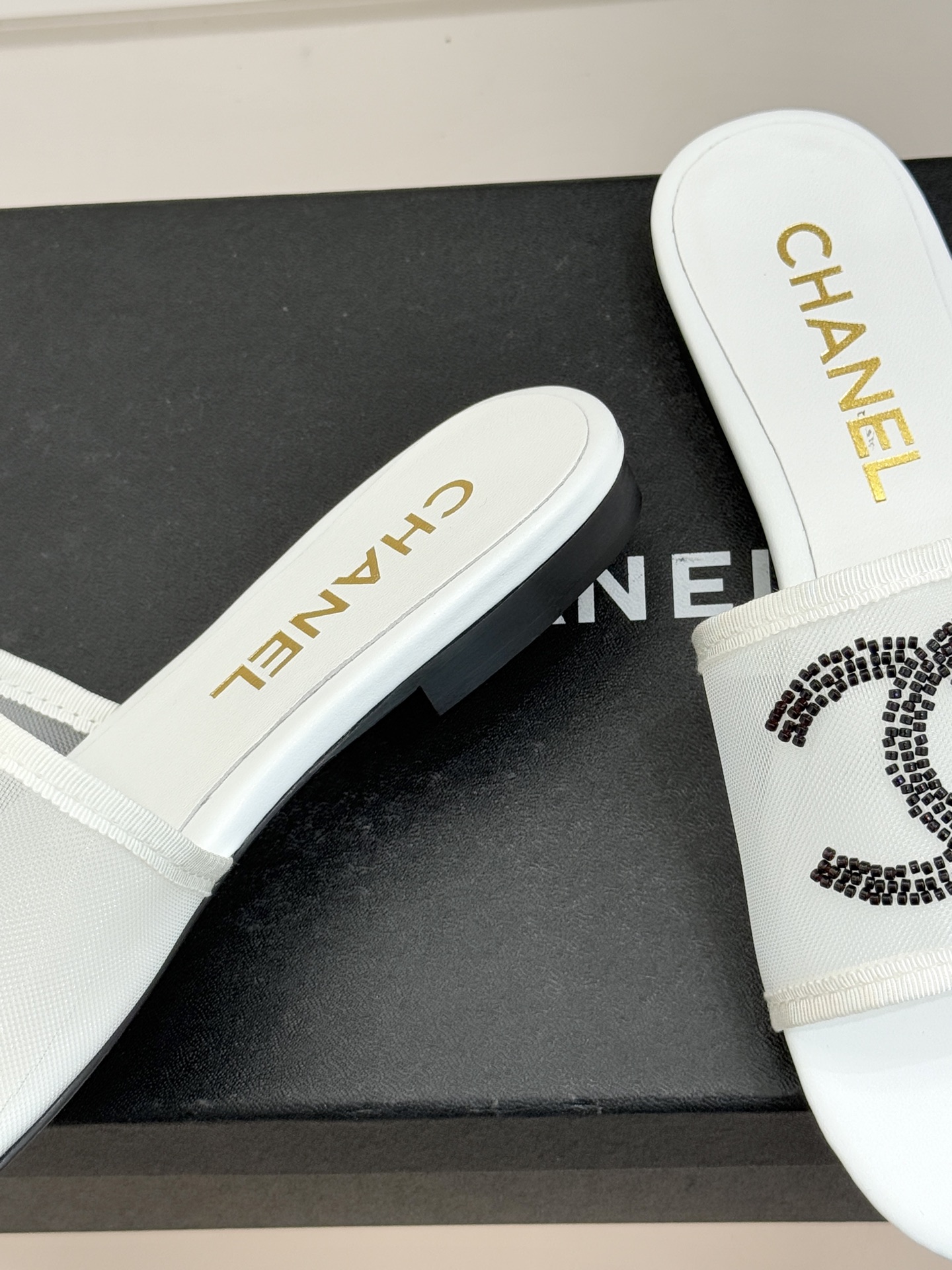 CHANE*｜小香26P水钻大双C网纱拖鞋小香 26P早春系列解锁星光美学这双拖鞋以烫钻工艺重塑经典符号