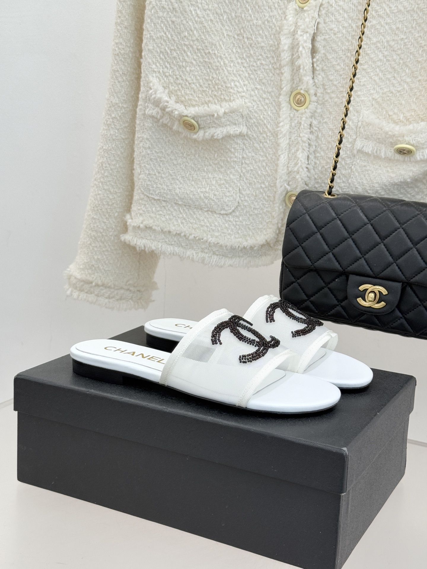 CHANE*｜小香26P水钻大双C网纱拖鞋小香 26P早春系列解锁星光美学这双拖鞋以烫钻工艺重塑经典符号