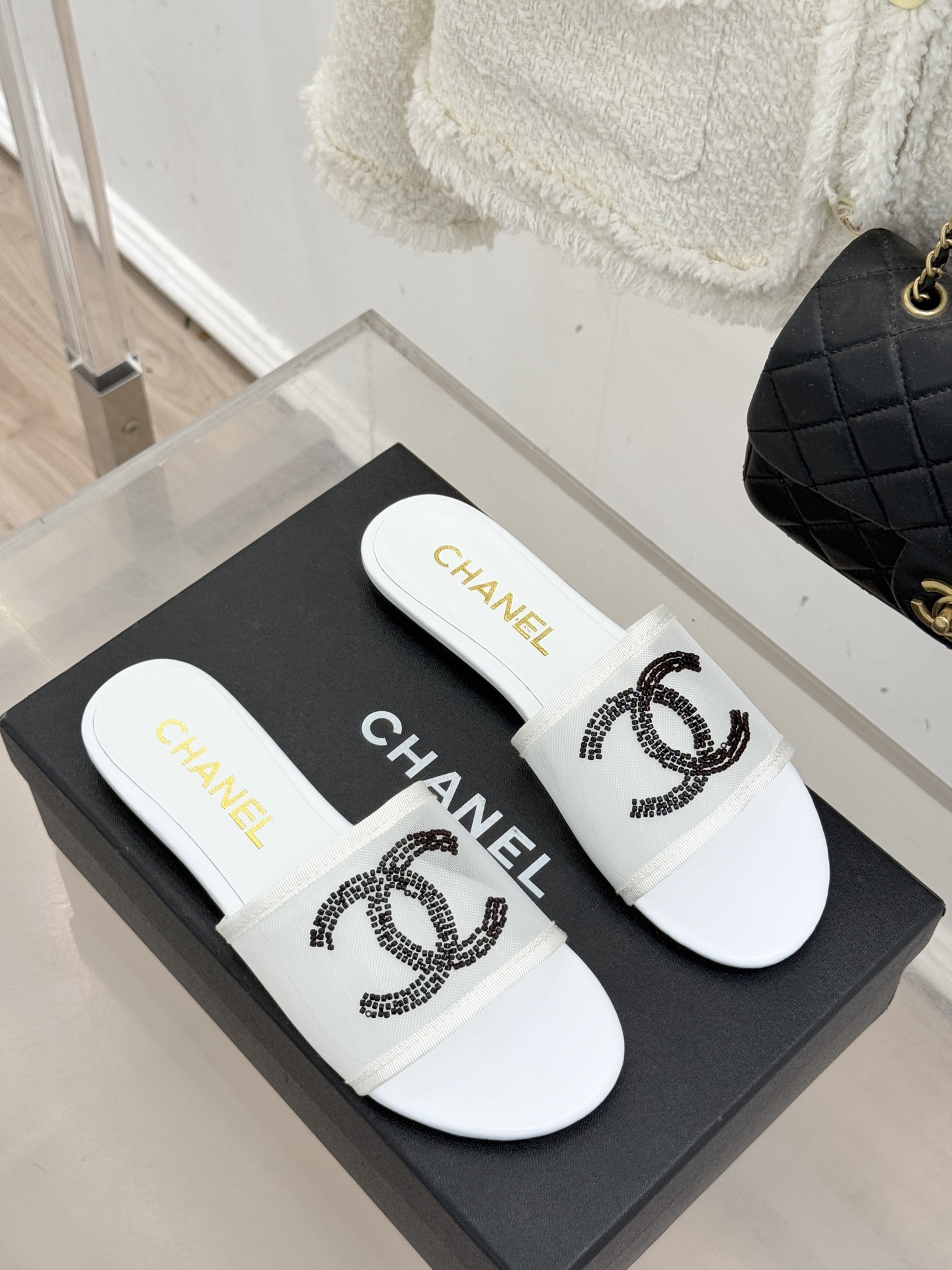 CHANE*｜小香26P水钻大双C网纱拖鞋小香 26P早春系列解锁星光美学这双拖鞋以烫钻工艺重塑经典符号