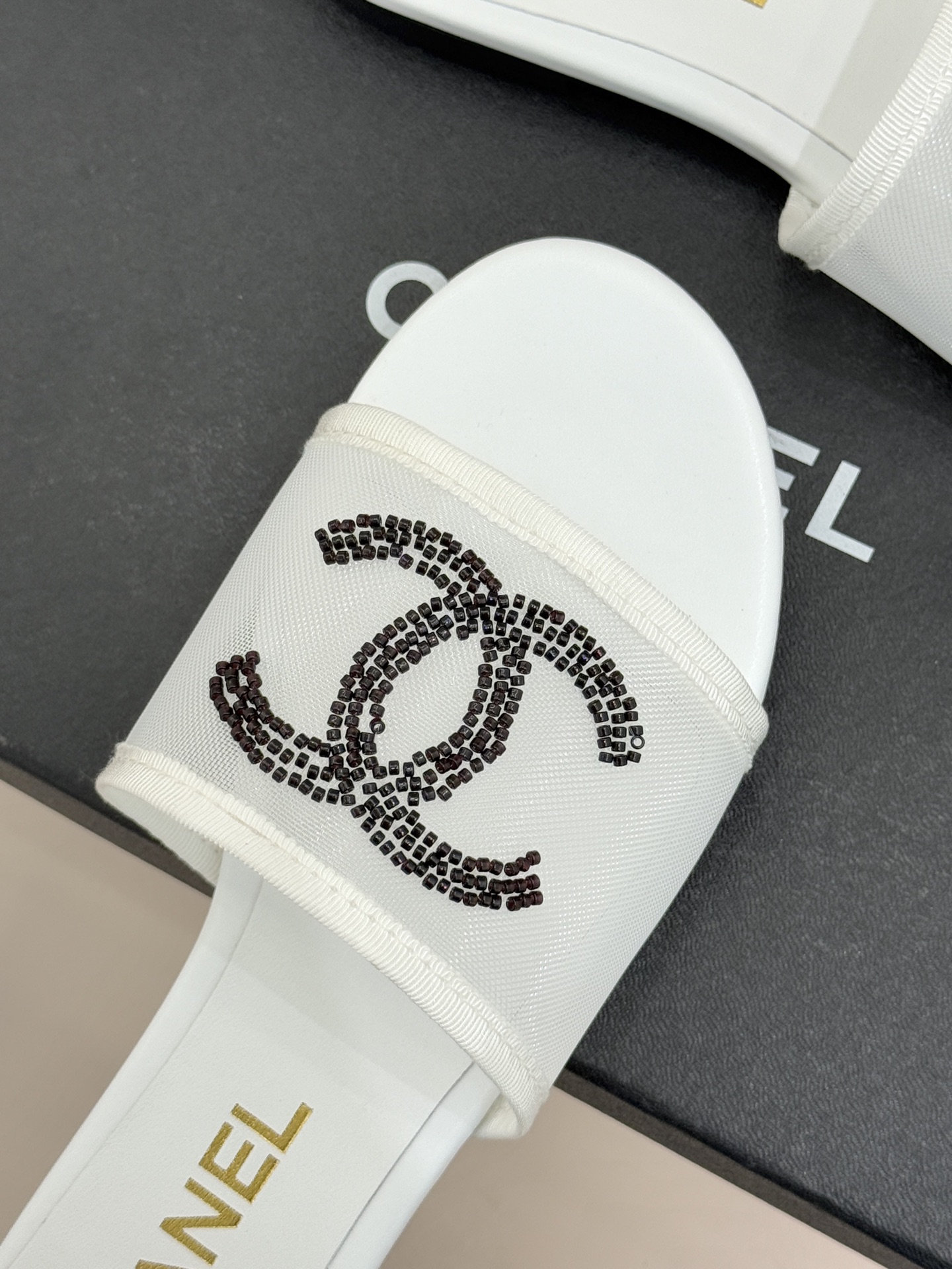 CHANE*｜小香26P水钻大双C网纱拖鞋小香 26P早春系列解锁星光美学这双拖鞋以烫钻工艺重塑经典符号