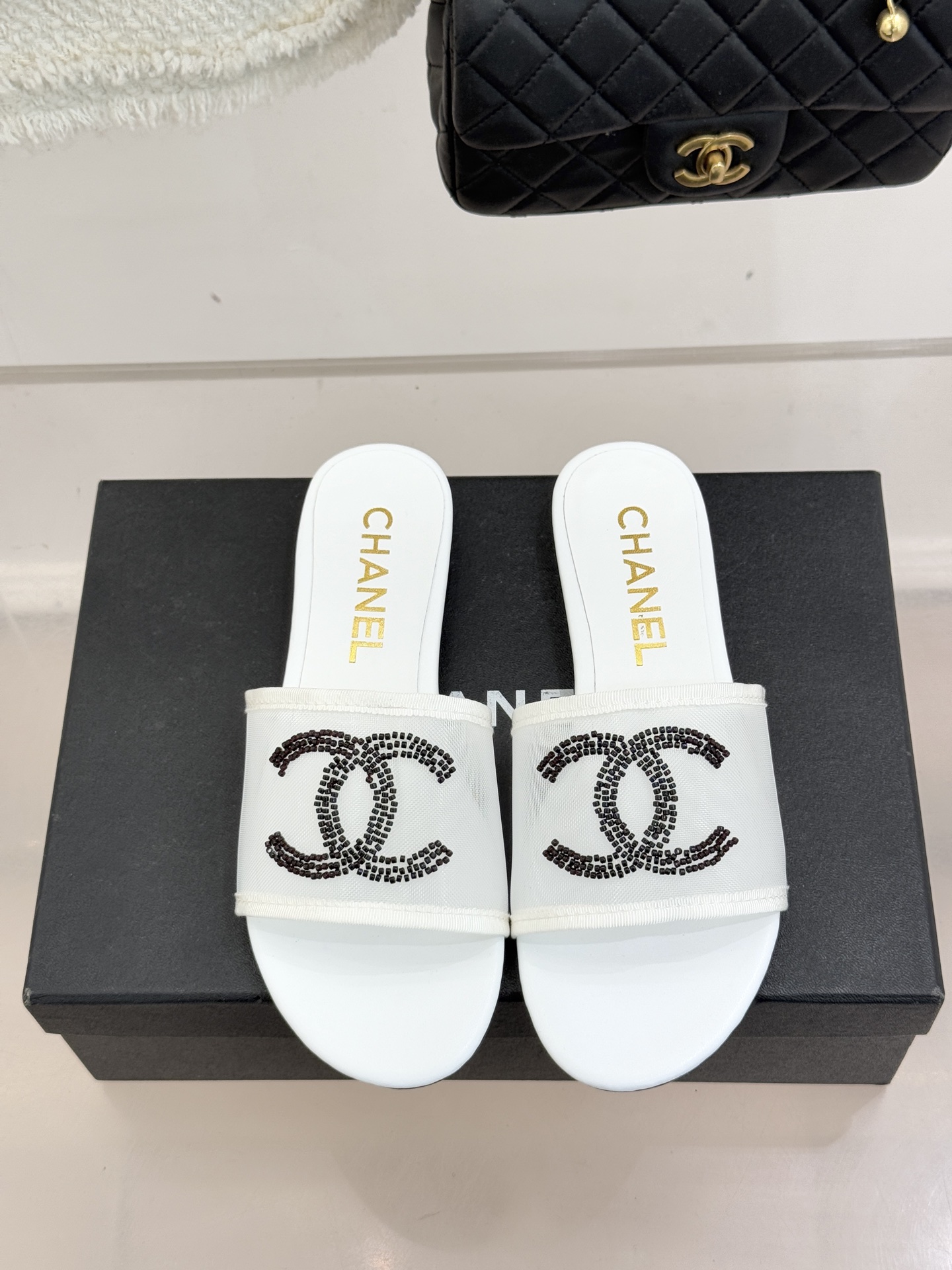 CHANE*｜小香26P水钻大双C网纱拖鞋小香 26P早春系列解锁星光美学这双拖鞋以烫钻工艺重塑经典符号