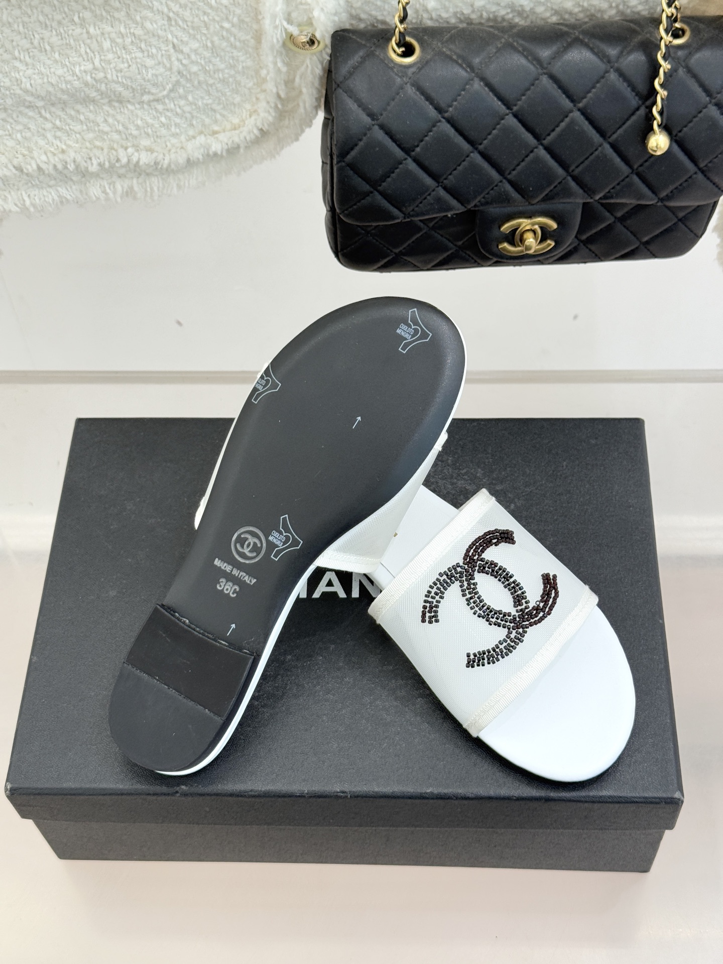 CHANE*｜小香26P水钻大双C网纱拖鞋小香 26P早春系列解锁星光美学这双拖鞋以烫钻工艺重塑经典符号