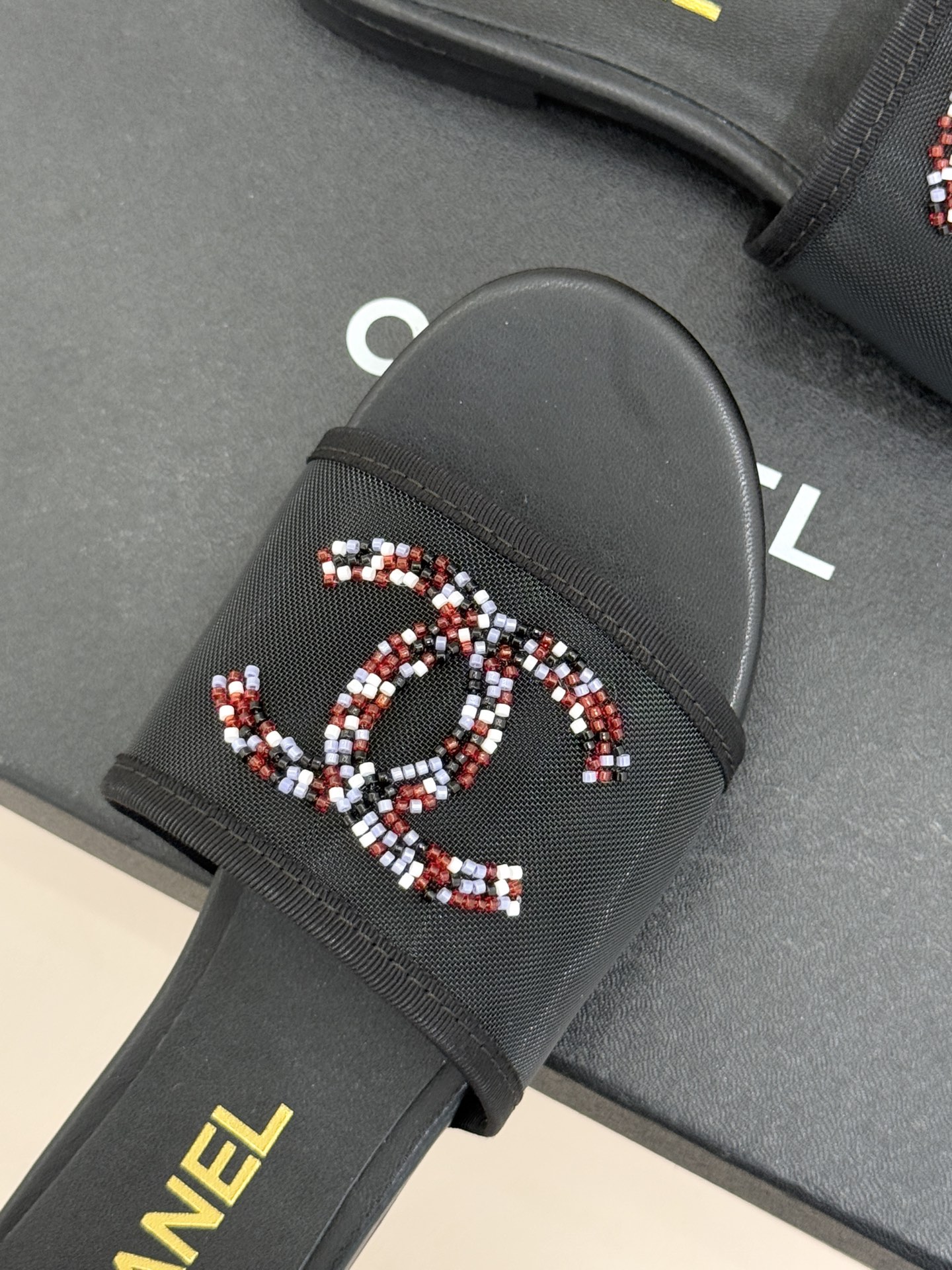 CHANE*｜小香26P水钻大双C网纱拖鞋小香 26P早春系列解锁星光美学这双拖鞋以烫钻工艺重塑经典符号