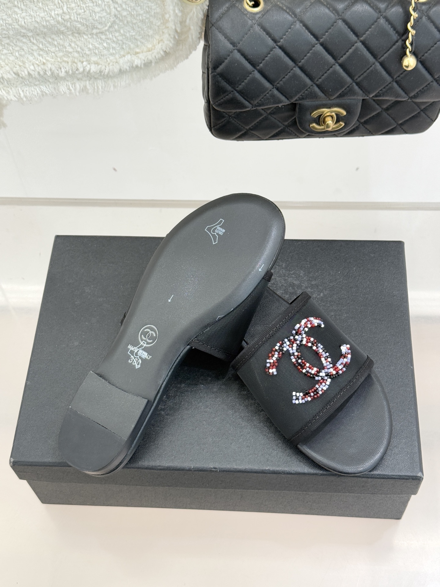 CHANE*｜小香26P水钻大双C网纱拖鞋小香 26P早春系列解锁星光美学这双拖鞋以烫钻工艺重塑经典符号