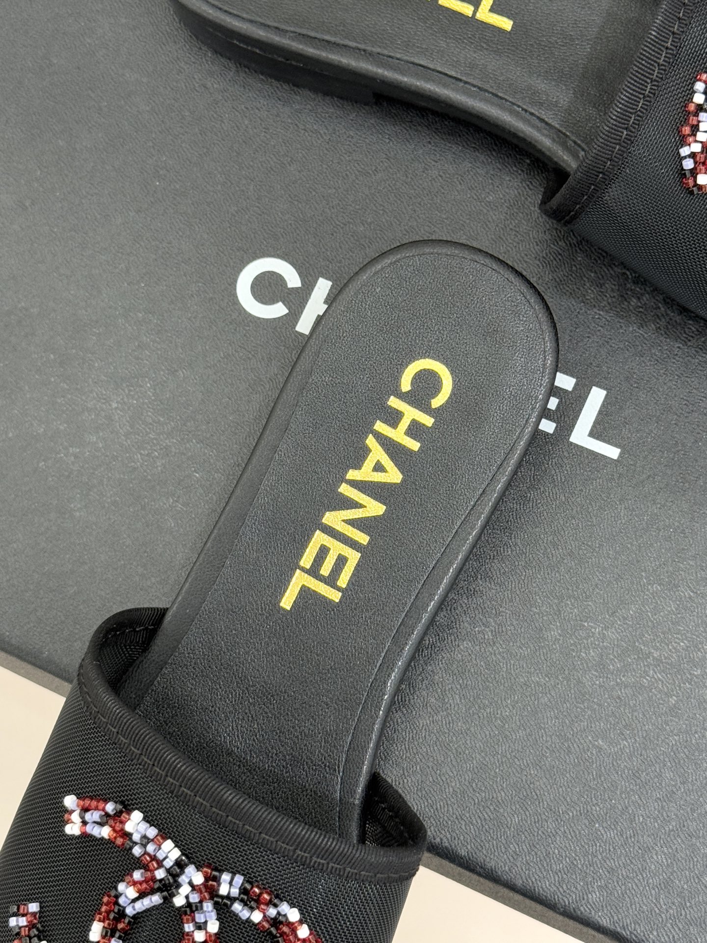 CHANE*｜小香26P水钻大双C网纱拖鞋小香 26P早春系列解锁星光美学这双拖鞋以烫钻工艺重塑经典符号