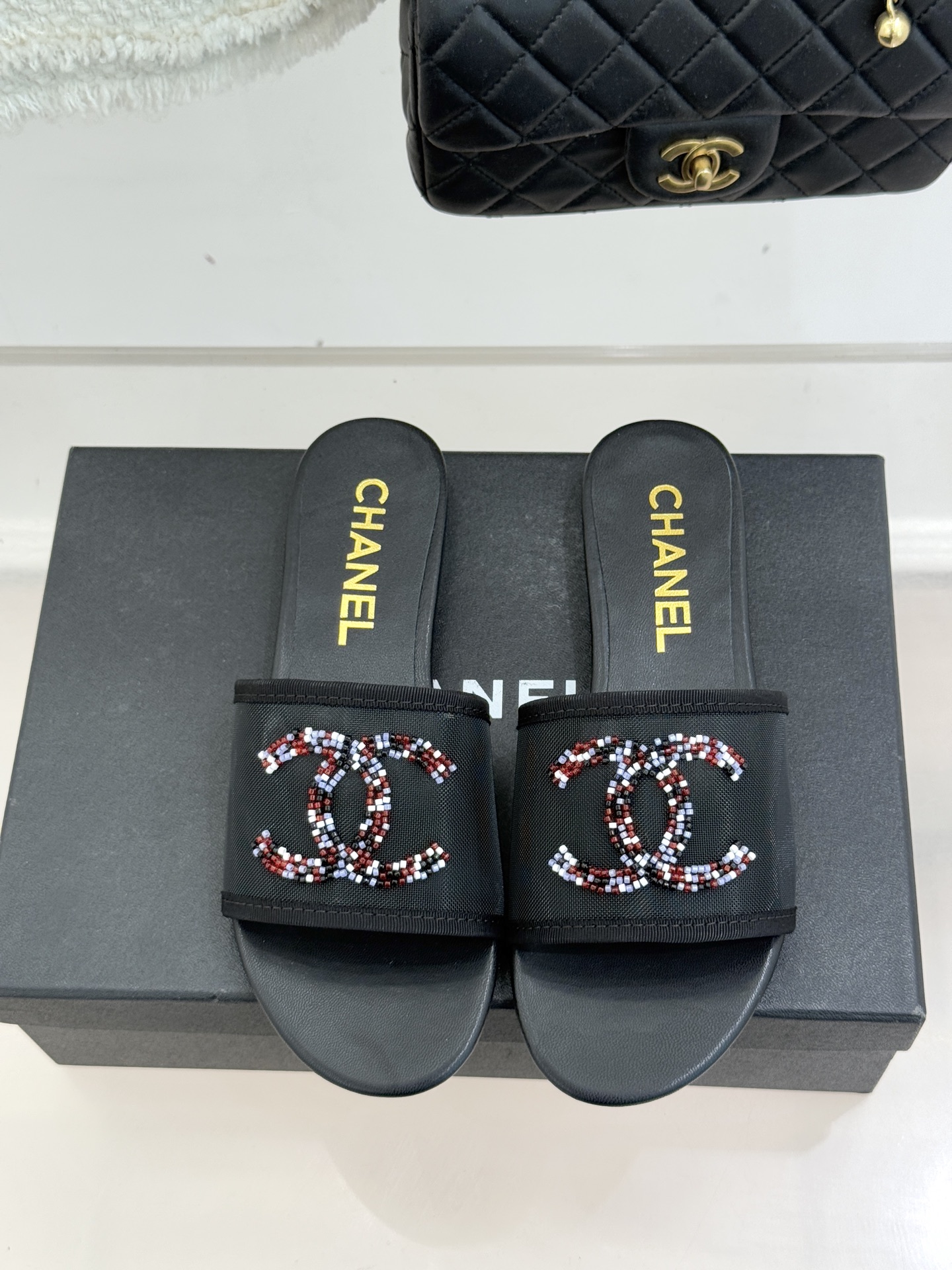 CHANE*｜小香26P水钻大双C网纱拖鞋小香 26P早春系列解锁星光美学这双拖鞋以烫钻工艺重塑经典符号