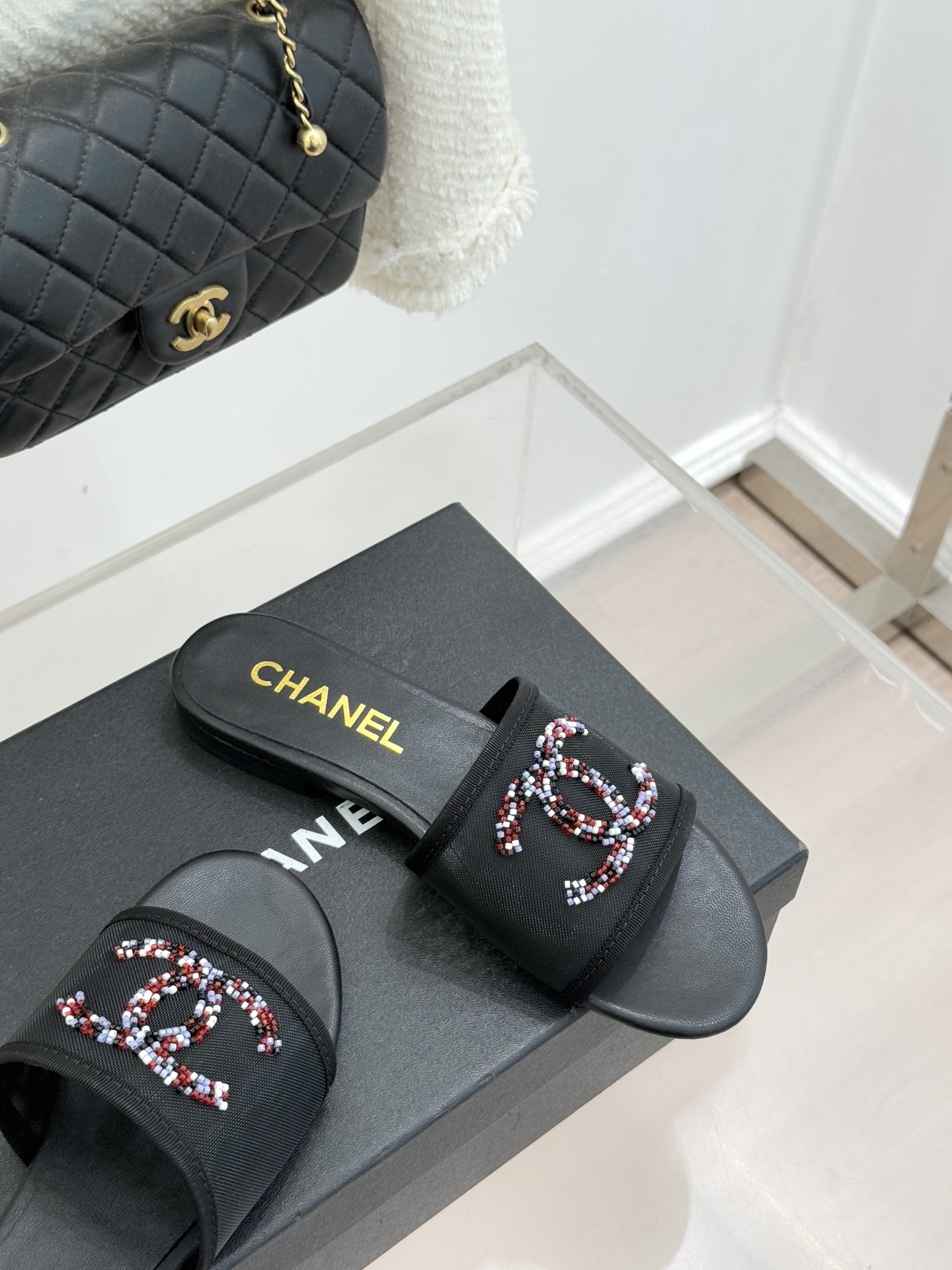 CHANE*｜小香26P水钻大双C网纱拖鞋小香 26P早春系列解锁星光美学这双拖鞋以烫钻工艺重塑经典符号