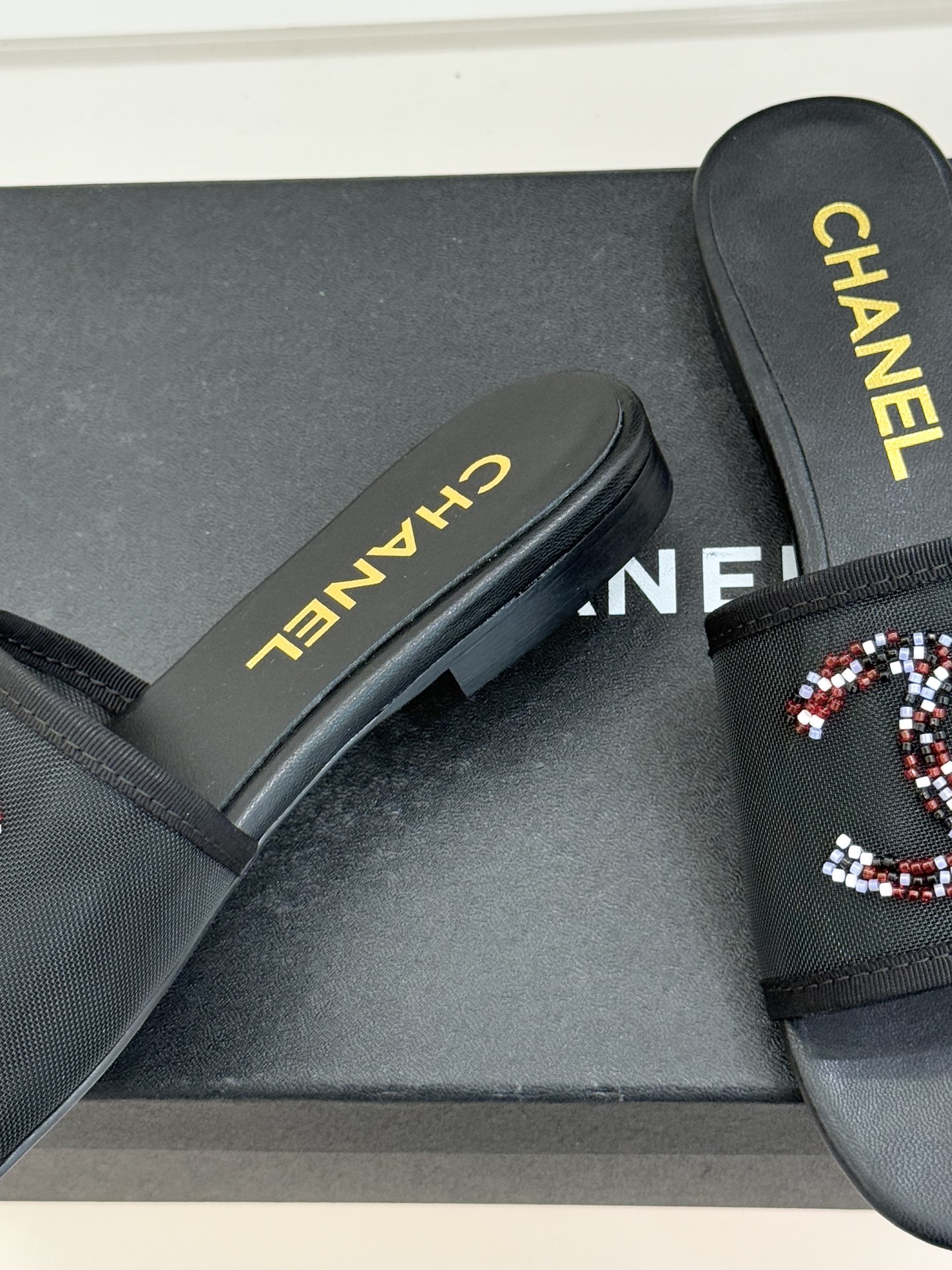 CHANE*｜小香26P水钻大双C网纱拖鞋小香 26P早春系列解锁星光美学这双拖鞋以烫钻工艺重塑经典符号