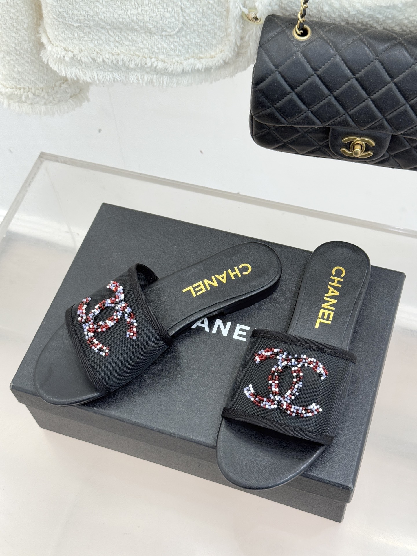 CHANE*｜小香26P水钻大双C网纱拖鞋小香 26P早春系列解锁星光美学这双拖鞋以烫钻工艺重塑经典符号