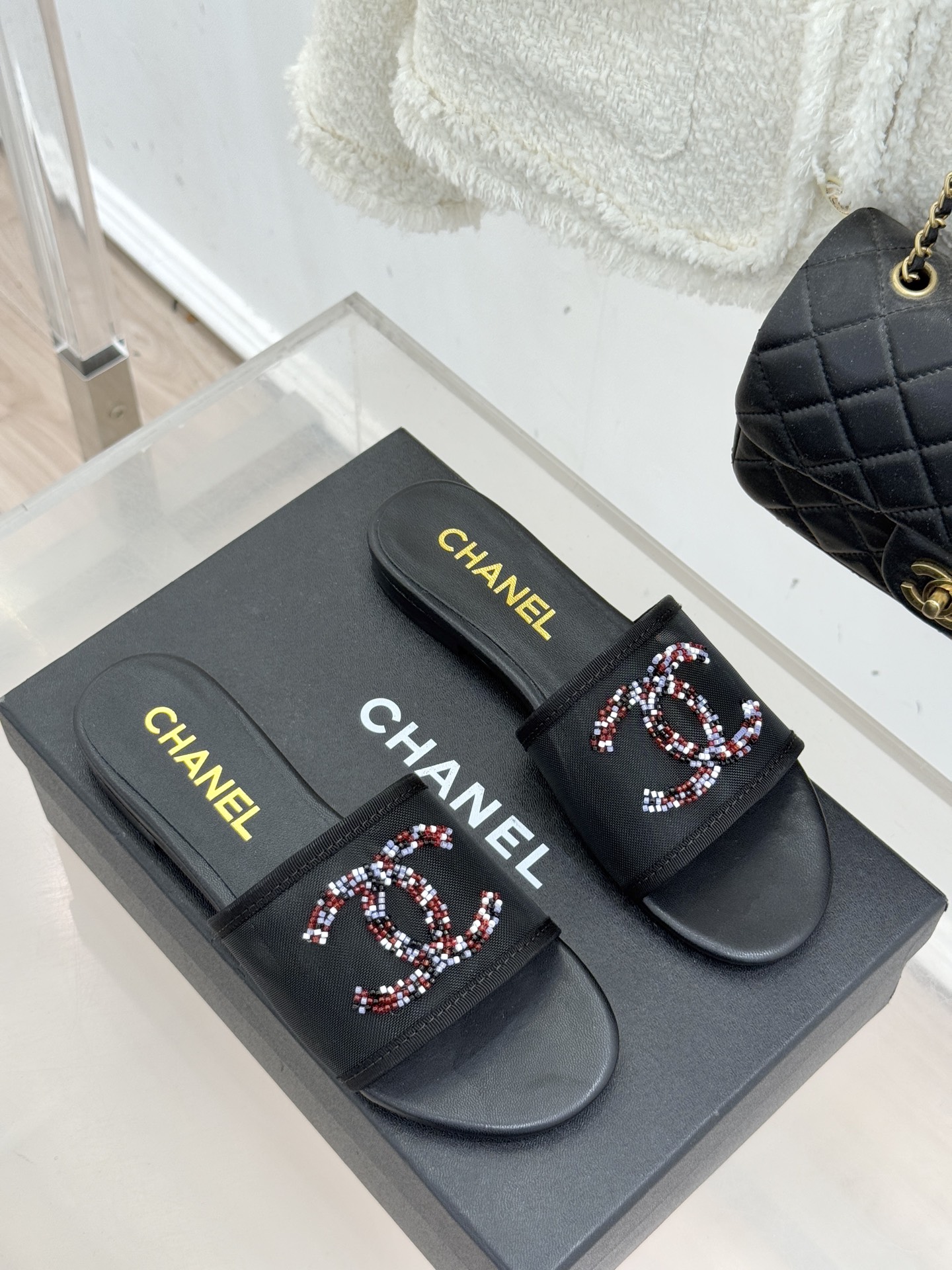 CHANE*｜小香26P水钻大双C网纱拖鞋小香 26P早春系列解锁星光美学这双拖鞋以烫钻工艺重塑经典符号