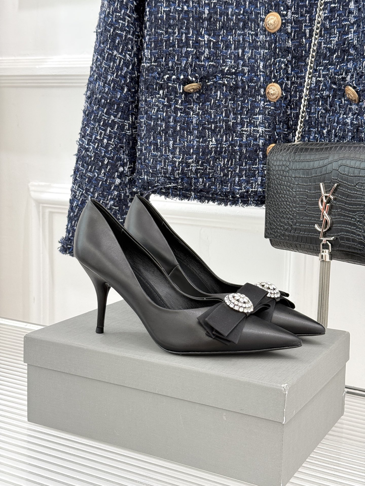 Balenciaga/巴黎世家26WF新品水钻蝴蝶结尖头真丝高跟鞋 以柔奢真丝碰撞凌厉锋芒。甄选顺滑真丝