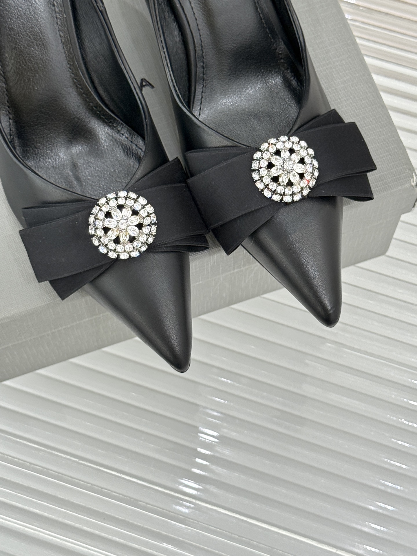 Balenciaga/巴黎世家26WF新品水钻蝴蝶结尖头真丝高跟鞋 以柔奢真丝碰撞凌厉锋芒。甄选顺滑真丝