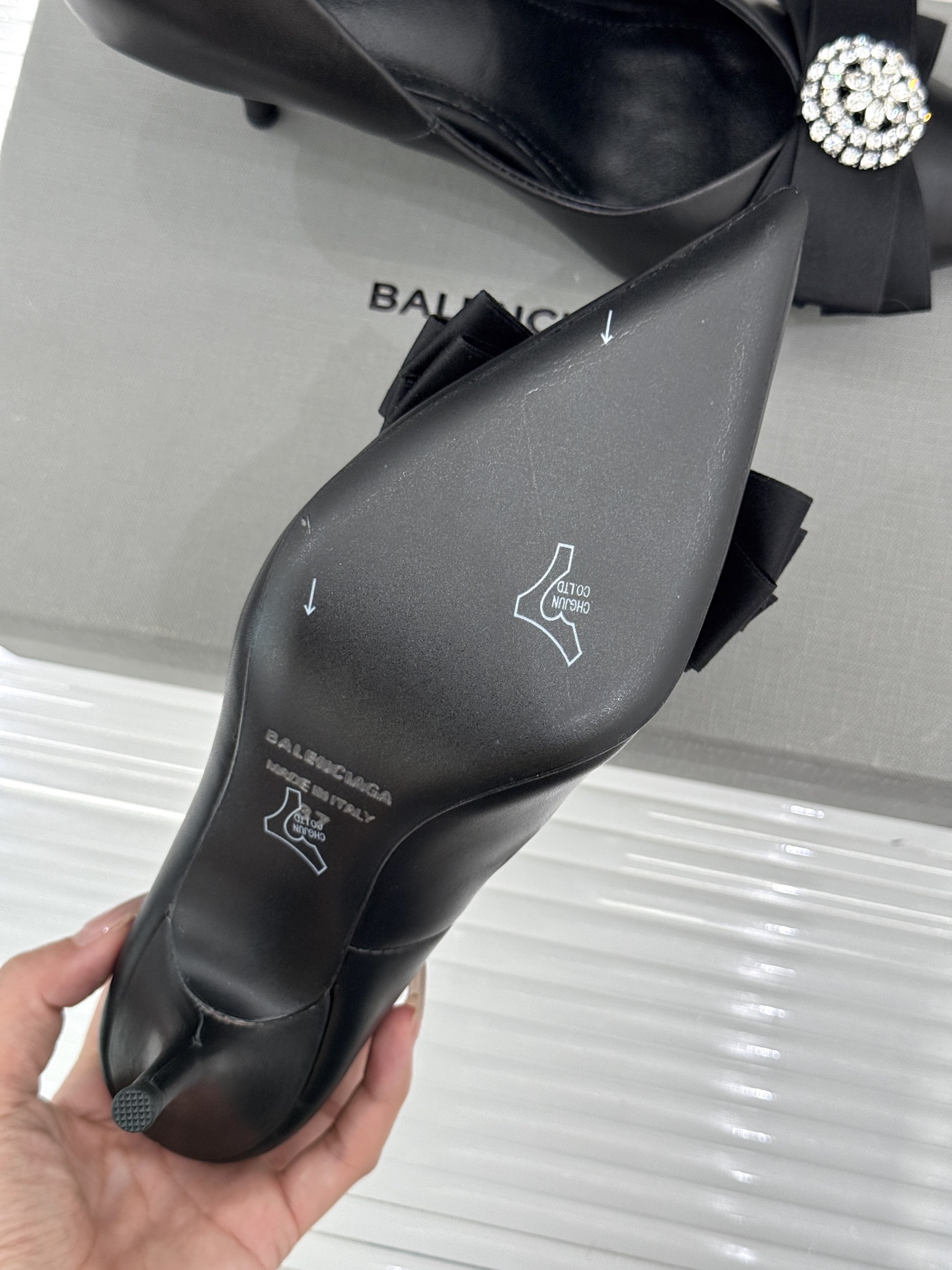 Balenciaga/巴黎世家26WF新品水钻蝴蝶结尖头真丝高跟鞋 以柔奢真丝碰撞凌厉锋芒。甄选顺滑真丝