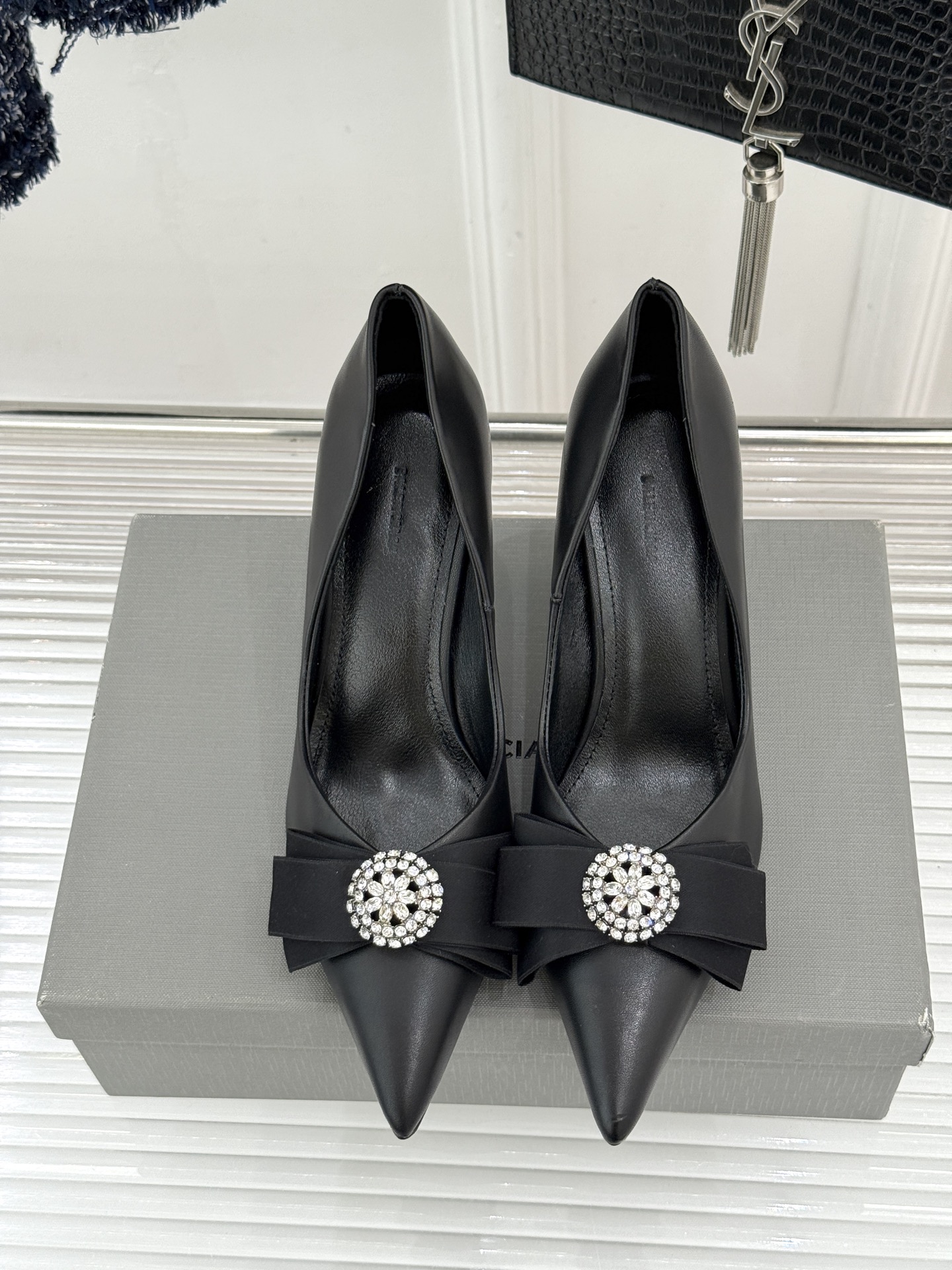 Balenciaga/巴黎世家26WF新品水钻蝴蝶结尖头真丝高跟鞋 以柔奢真丝碰撞凌厉锋芒。甄选顺滑真丝