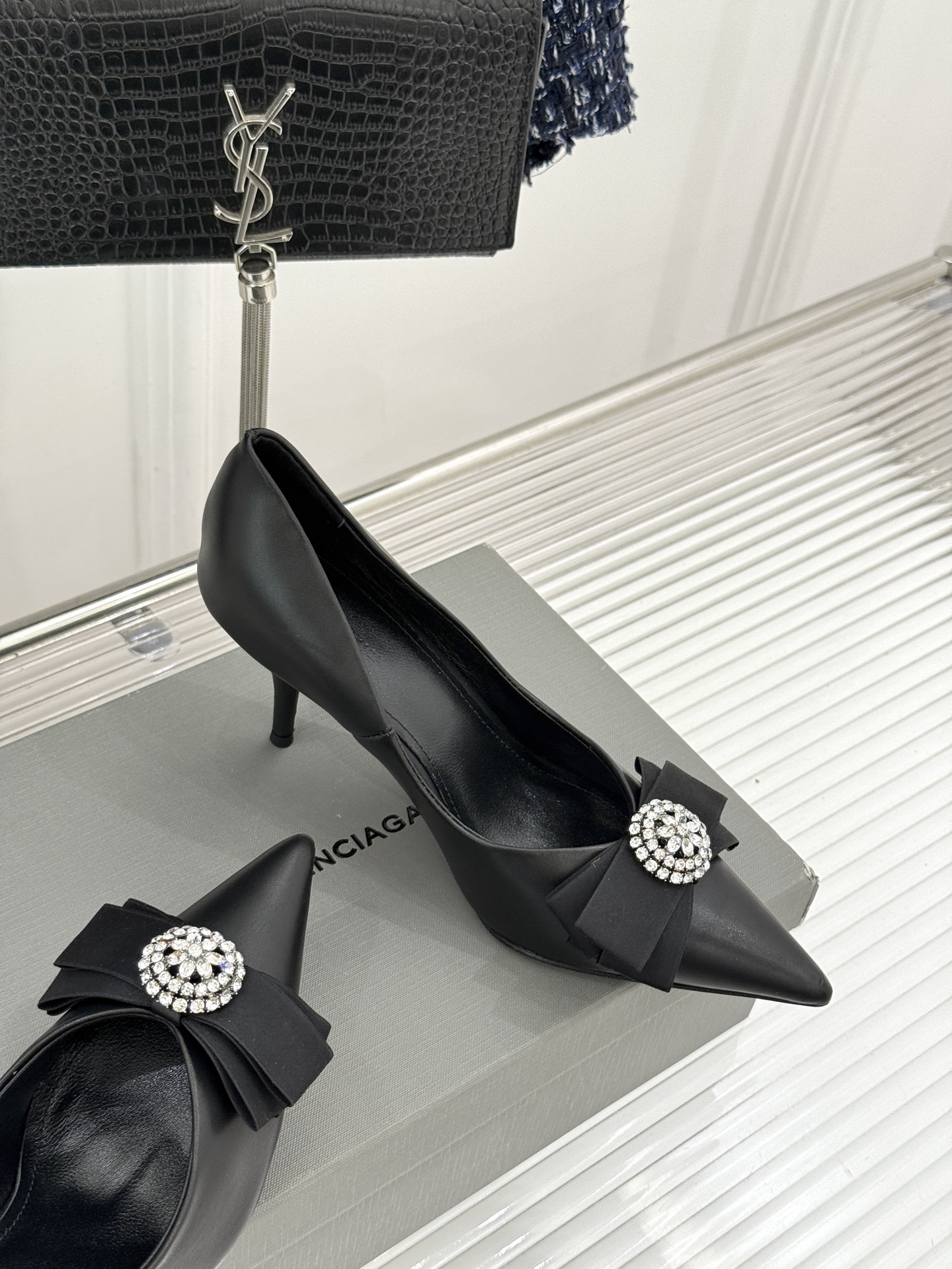 Balenciaga/巴黎世家26WF新品水钻蝴蝶结尖头真丝高跟鞋 以柔奢真丝碰撞凌厉锋芒。甄选顺滑真丝