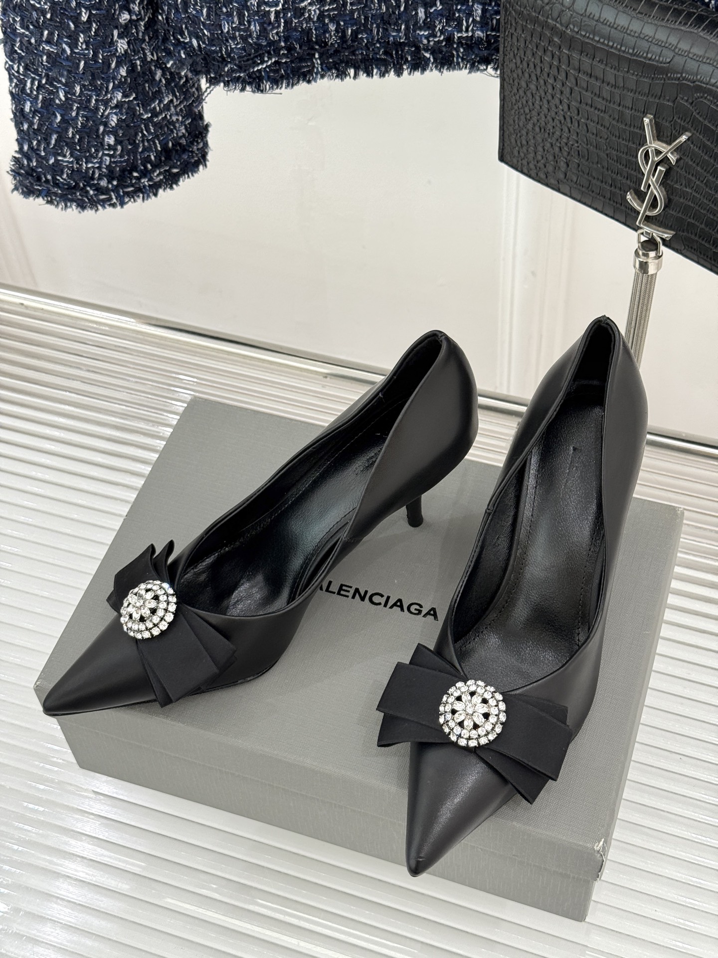 Balenciaga/巴黎世家26WF新品水钻蝴蝶结尖头真丝高跟鞋 以柔奢真丝碰撞凌厉锋芒。甄选顺滑真丝