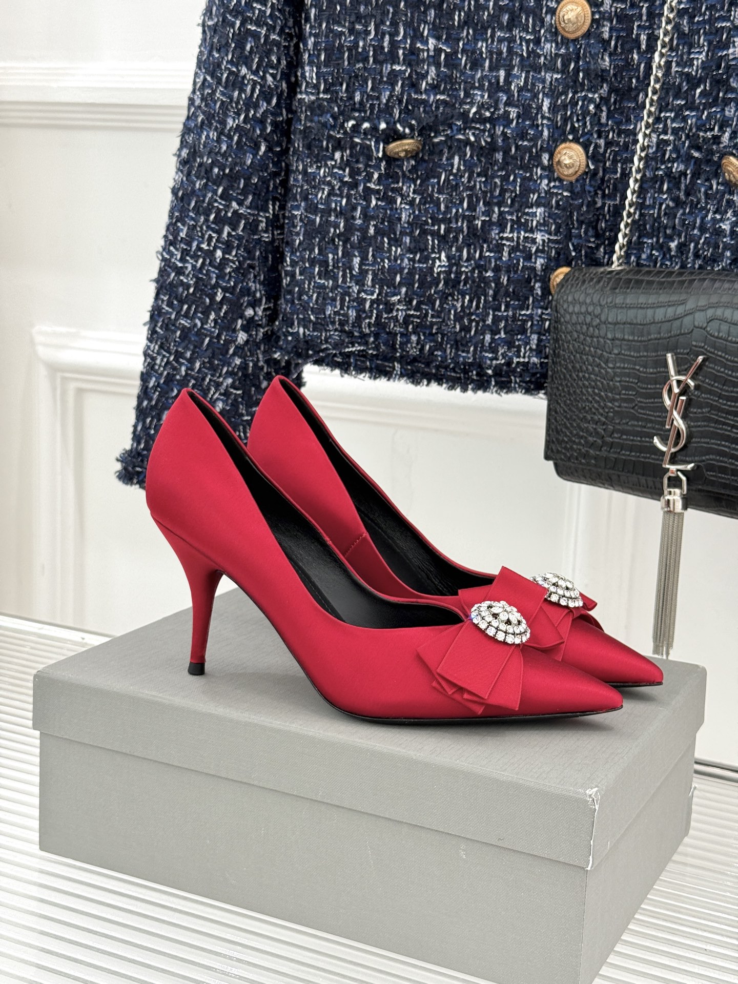 Balenciaga/巴黎世家26WF新品水钻蝴蝶结尖头真丝高跟鞋 以柔奢真丝碰撞凌厉锋芒。甄选顺滑真丝