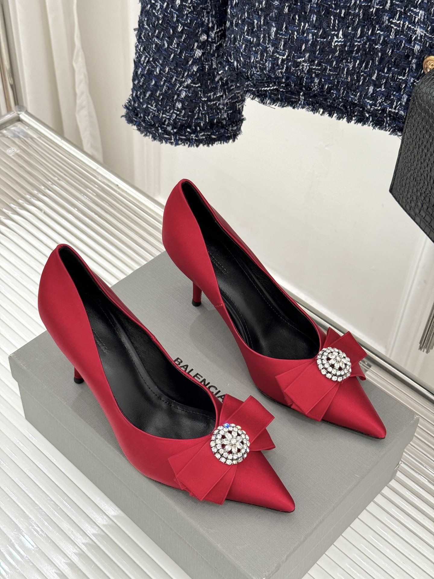 Balenciaga/巴黎世家26WF新品水钻蝴蝶结尖头真丝高跟鞋 以柔奢真丝碰撞凌厉锋芒。甄选顺滑真丝