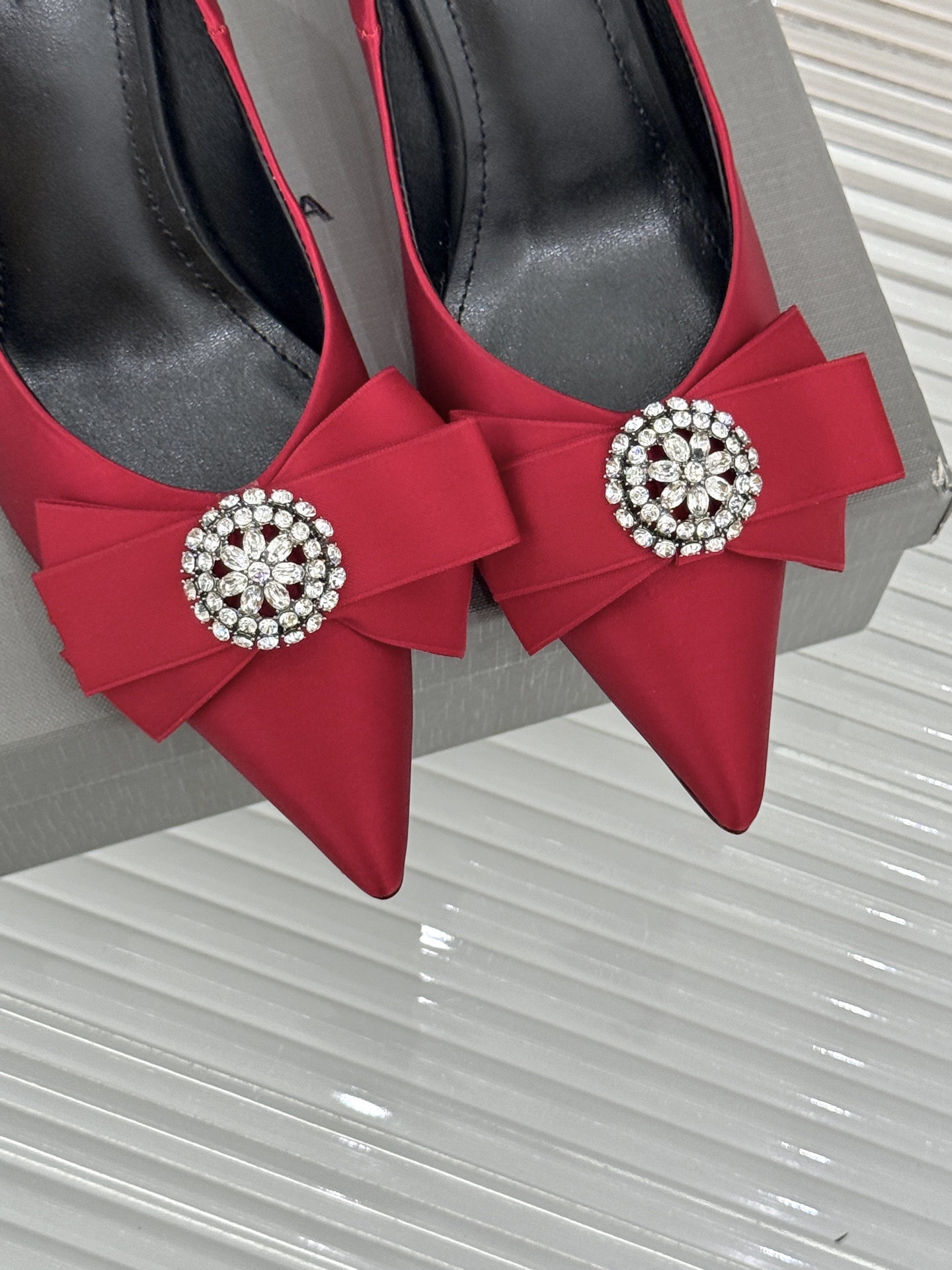 Balenciaga/巴黎世家26WF新品水钻蝴蝶结尖头真丝高跟鞋 以柔奢真丝碰撞凌厉锋芒。甄选顺滑真丝