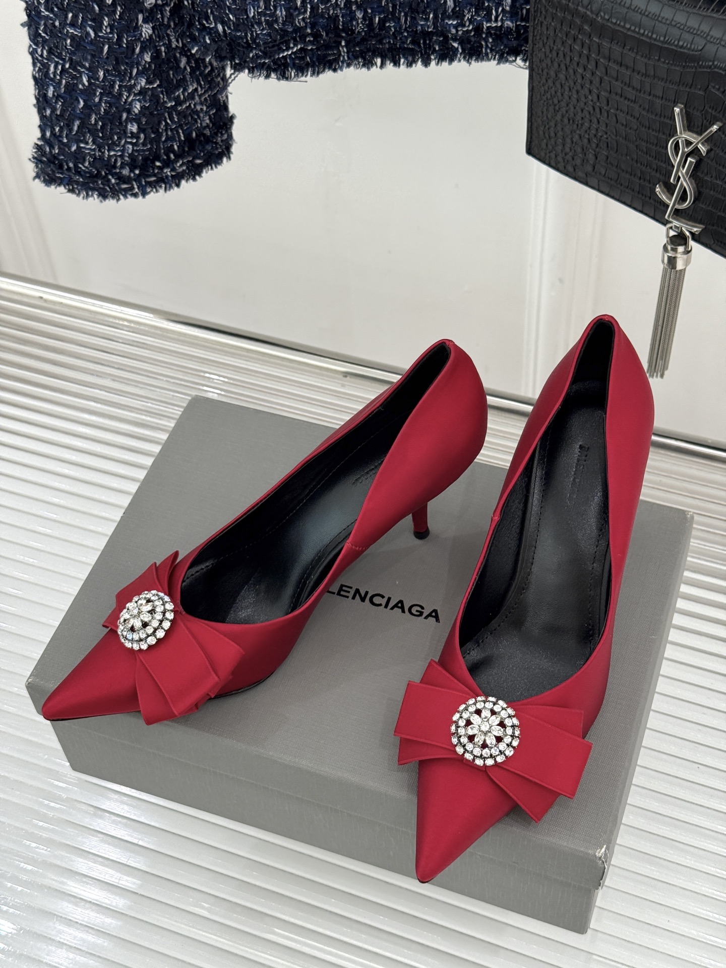 Balenciaga/巴黎世家26WF新品水钻蝴蝶结尖头真丝高跟鞋 以柔奢真丝碰撞凌厉锋芒。甄选顺滑真丝