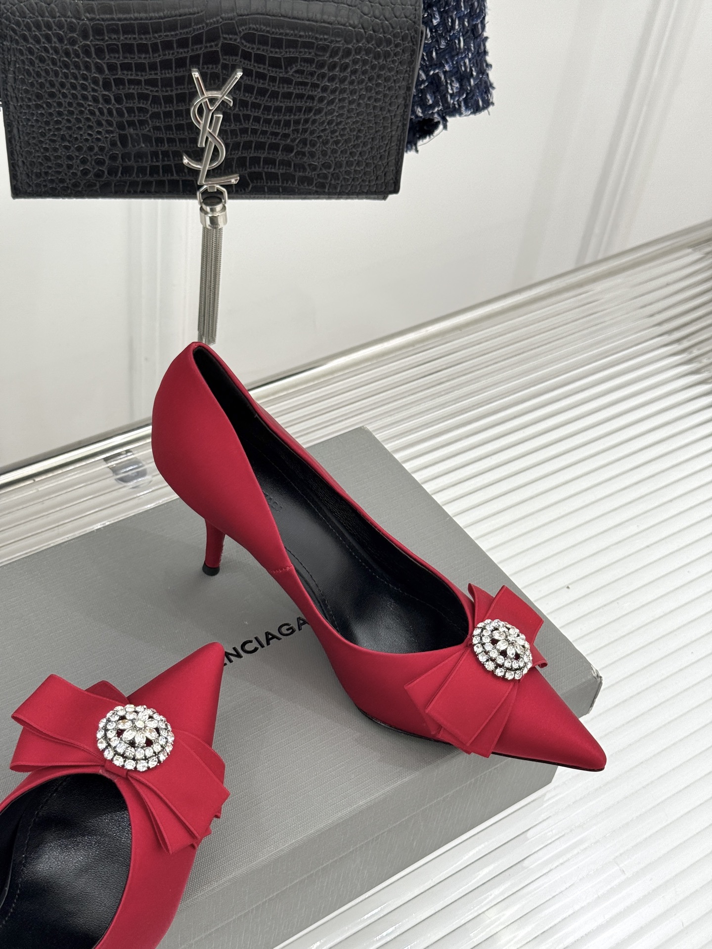 Balenciaga/巴黎世家26WF新品水钻蝴蝶结尖头真丝高跟鞋 以柔奢真丝碰撞凌厉锋芒。甄选顺滑真丝