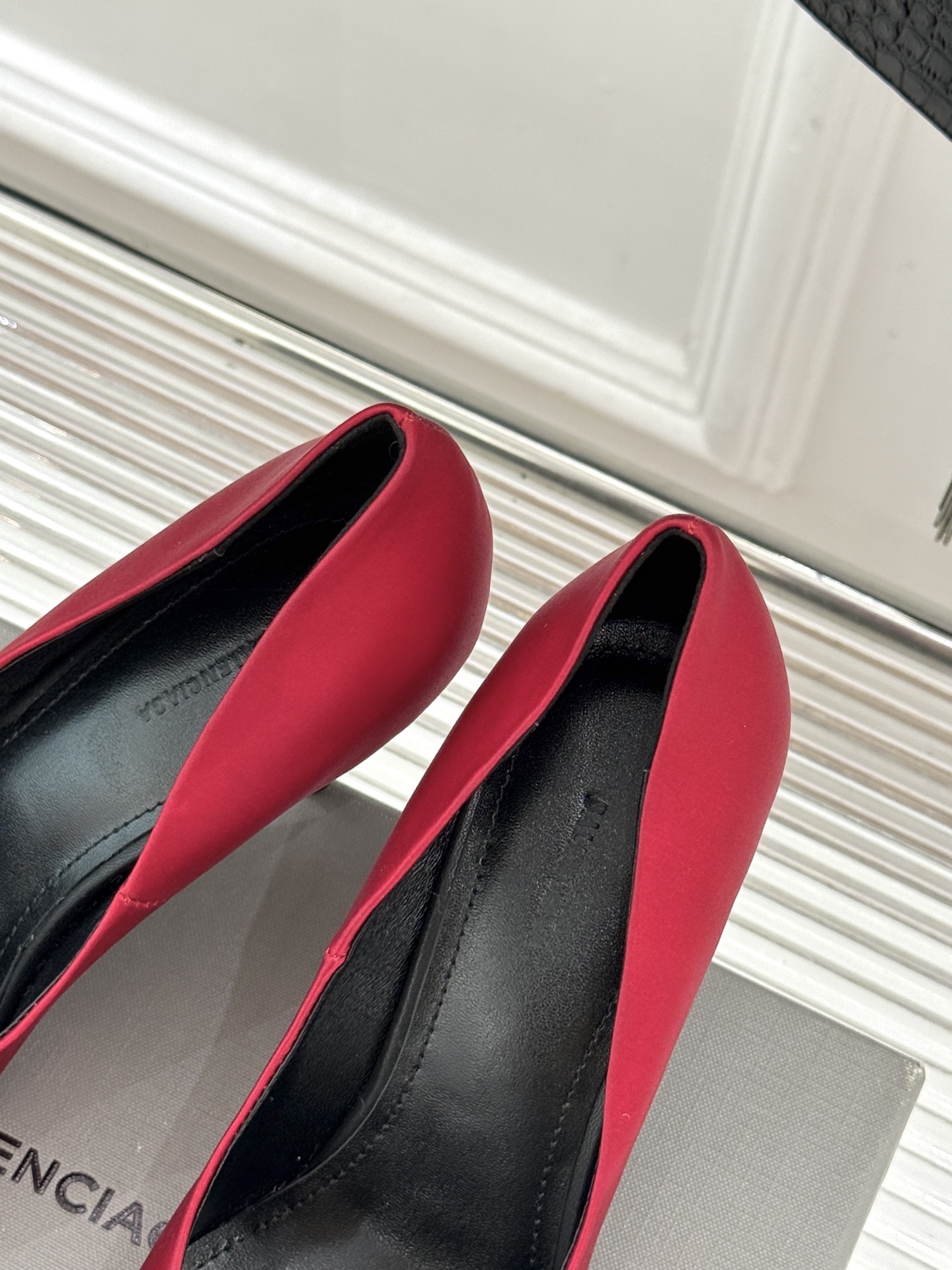 Balenciaga/巴黎世家26WF新品水钻蝴蝶结尖头真丝高跟鞋 以柔奢真丝碰撞凌厉锋芒。甄选顺滑真丝