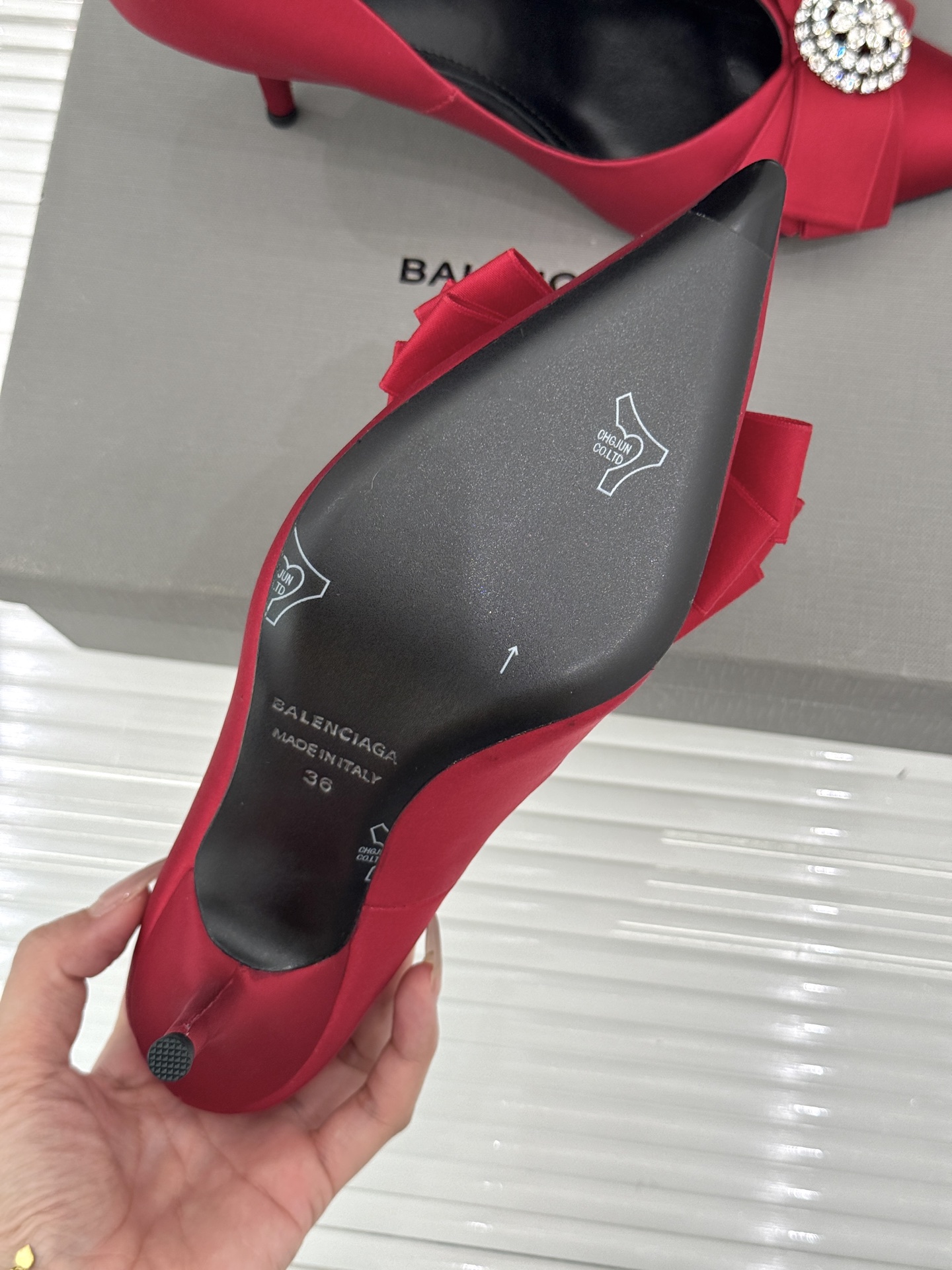 Balenciaga/巴黎世家26WF新品水钻蝴蝶结尖头真丝高跟鞋 以柔奢真丝碰撞凌厉锋芒。甄选顺滑真丝