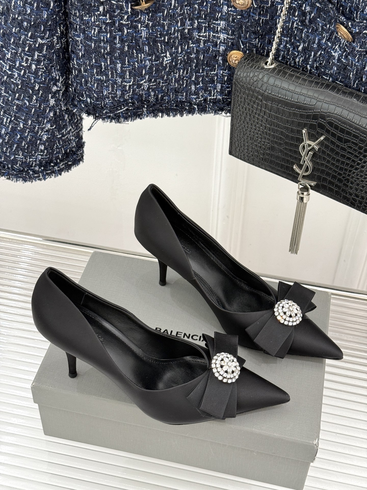 Balenciaga/巴黎世家26WF新品水钻蝴蝶结尖头真丝高跟鞋 以柔奢真丝碰撞凌厉锋芒。甄选顺滑真丝