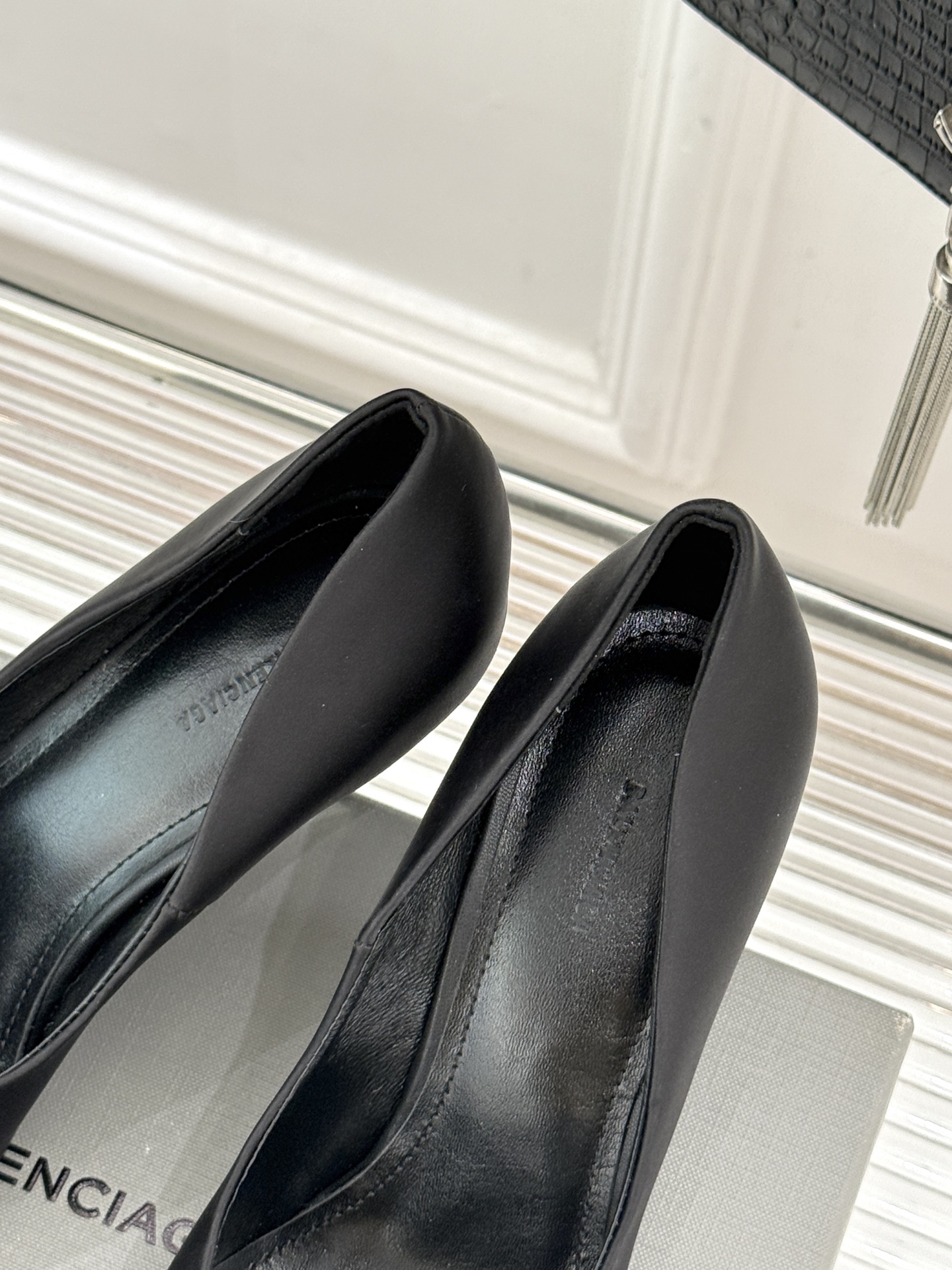 Balenciaga/巴黎世家26WF新品水钻蝴蝶结尖头真丝高跟鞋 以柔奢真丝碰撞凌厉锋芒。甄选顺滑真丝