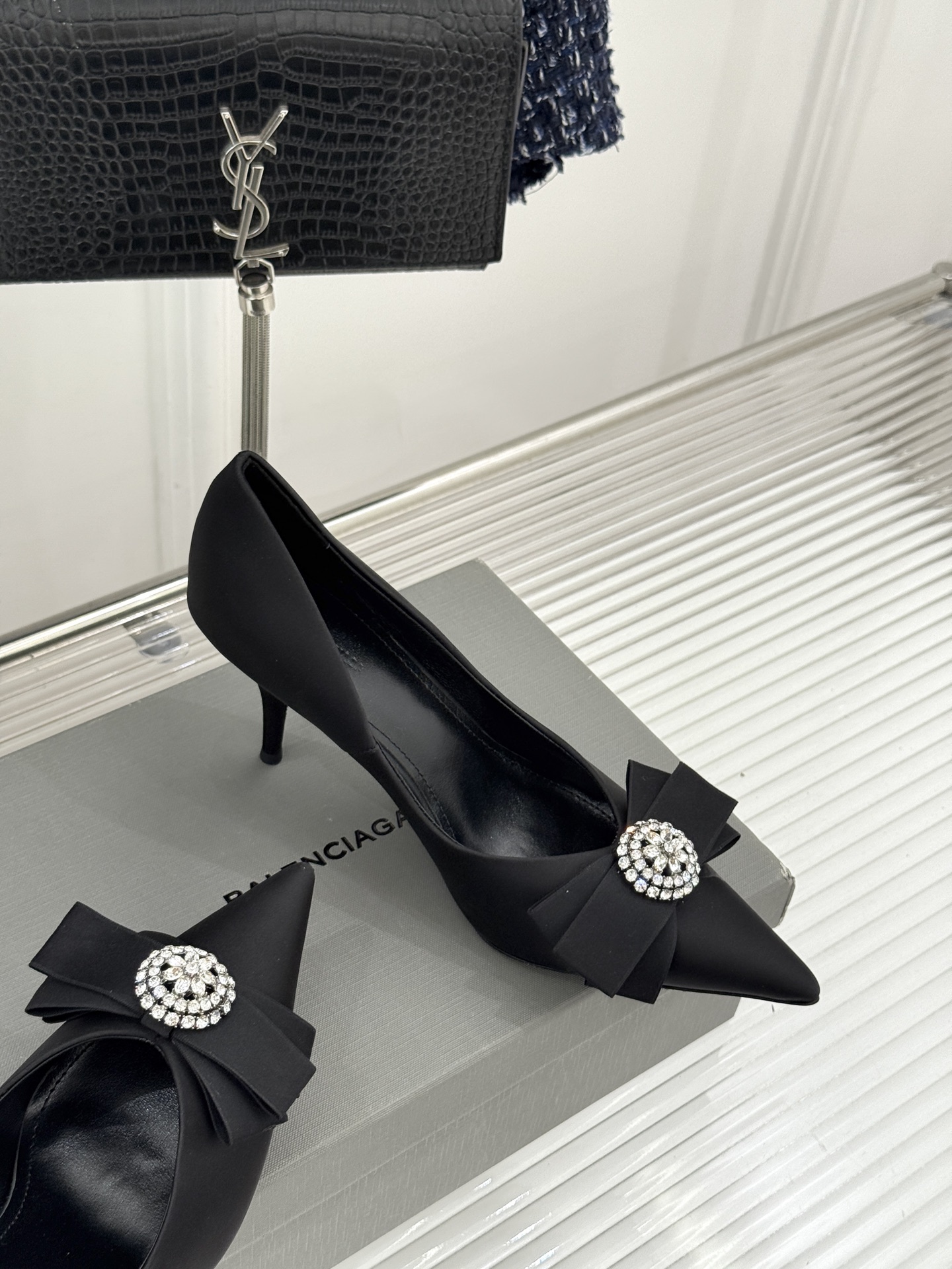 Balenciaga/巴黎世家26WF新品水钻蝴蝶结尖头真丝高跟鞋 以柔奢真丝碰撞凌厉锋芒。甄选顺滑真丝