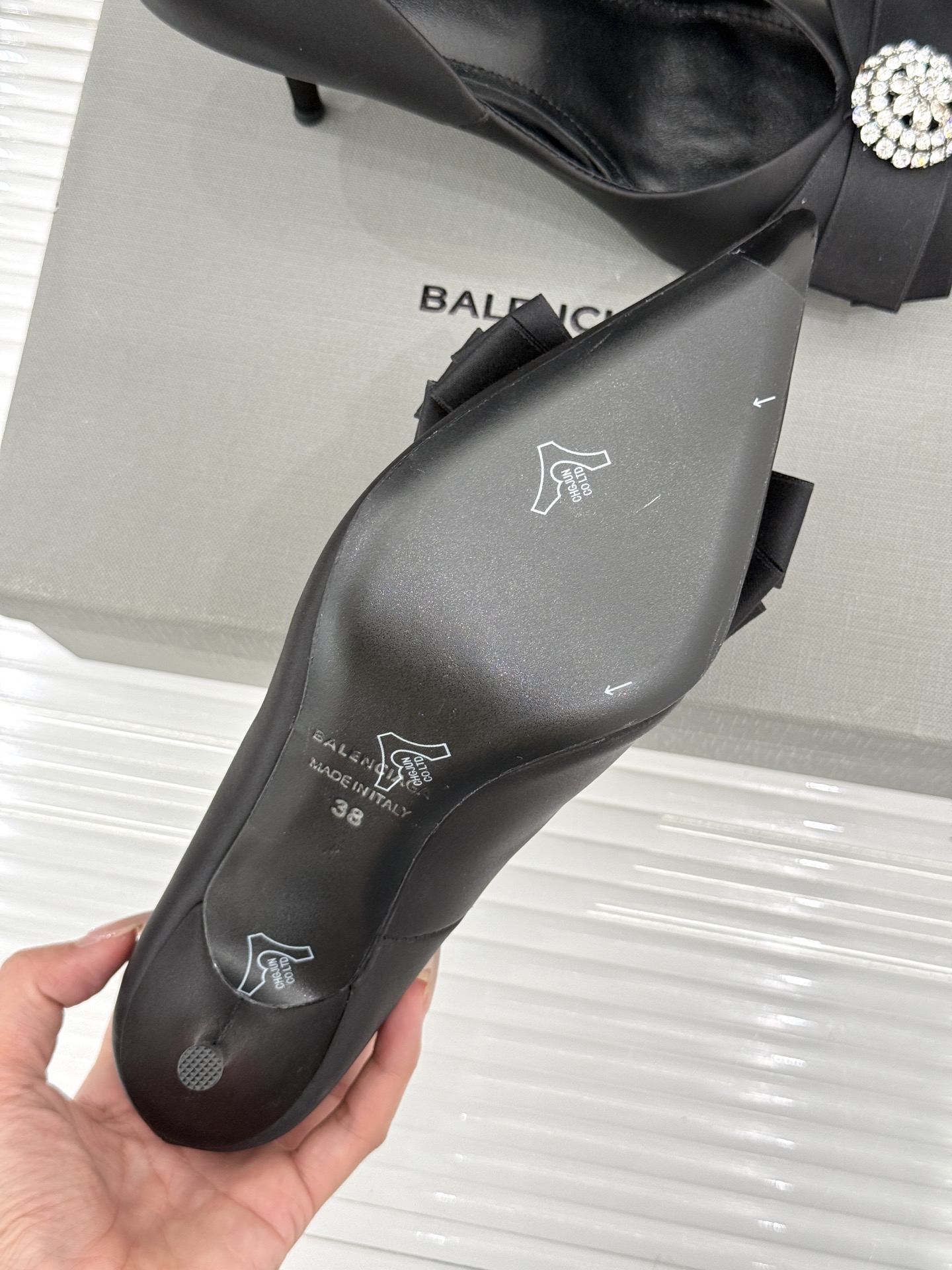 Balenciaga/巴黎世家26WF新品水钻蝴蝶结尖头真丝高跟鞋 以柔奢真丝碰撞凌厉锋芒。甄选顺滑真丝