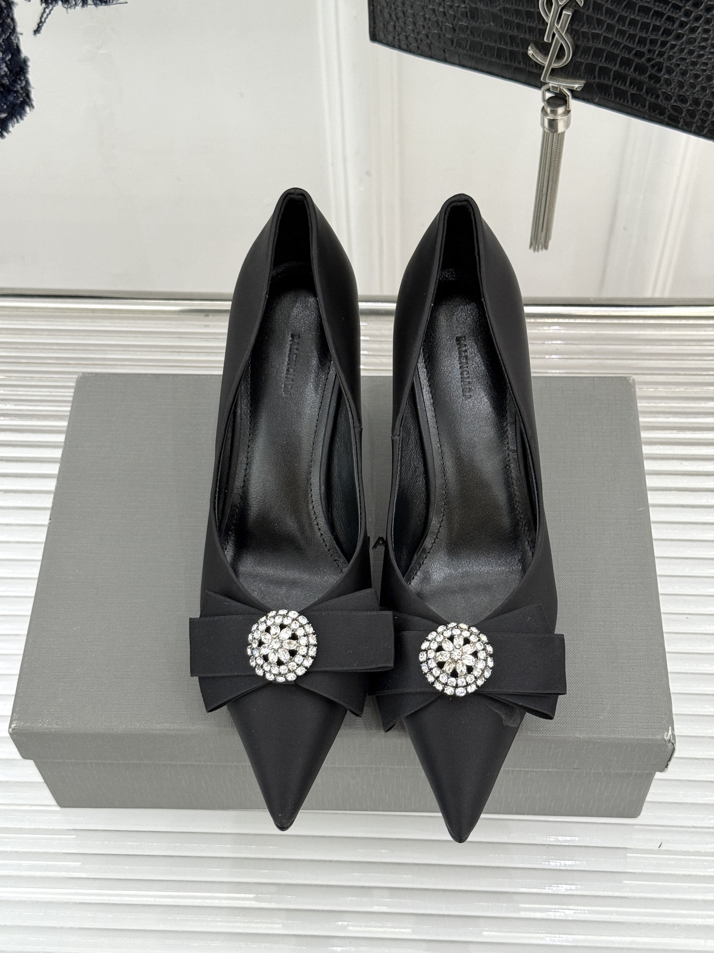 Balenciaga/巴黎世家26WF新品水钻蝴蝶结尖头真丝高跟鞋 以柔奢真丝碰撞凌厉锋芒。甄选顺滑真丝