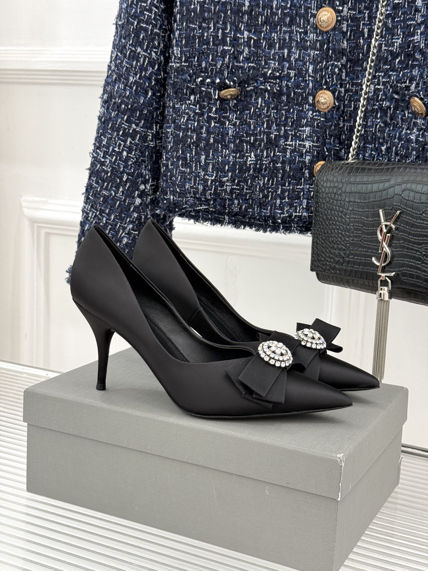 NO:751005,Balenciaga/Balenciaga 26WF new product rhinestone bow pointed toe silk high heels, with soft and luxurious silk colliding with sharp edges. The smooth silk fabric is selected to have a soft satin feel. The neat pointed toe lengthens the leg line and outlines the cool aura. The upper is covered with pavé rhinestone bows, which are bright but not exaggerated. The light and shadow flow between luxury and sweetness are just right. The slender high heels are stable and tall.  It has its own rhythm when walking. Made in Italy, it fits the shape of the foot and is more comfortable. Whether it is a dinner dress, a smart suit or a simple skirt, it can enhance your style with one click. It is both rebellious and elegant. It is an eye-catching tool for parties and formal occasions. It shows the aura of a modern queen when walking. The fabric is made of original custom silk, and the lining of the feet is all sheepskin. Italian imported cowhide outsole size35-39 (customized on 34/40/41)  No. 98620260312, high heels shoes, balenciaga, balenciaga, high heels, skirts, business suit, cowhide, sheepskin, real silk19860909Balenciaga/巴黎世家26WF新品 水钻蝴蝶结尖头真丝高跟鞋 以柔奢真丝碰撞凌厉锋芒. 甄选顺滑真丝面料 自带柔光缎感 利落尖头拉长腿部线条 勾勒冷艳气场. 鞋面缀满密镶水钻蝴蝶结 璀璨不浮夸 光影间流转奢耀 将甜酷平衡得恰到好处. 纤细高跟稳固挺拔 行走间自带韵律 意大利精工打造 贴合脚型更显舒适. 无论是晚宴礼服、干练西装还是简约裙装 都能一键提升格调 兼具叛逆与优雅 是派对与正式场合的吸睛利器 步履间尽显摩登女王气场. 面料采用原版定制真丝 内里垫脚均为羊皮 意大利进口牛皮大底 size35-39（34/40/41定制） 编号98620260312,高跟鞋单鞋,balenciaga,balenciaga,high heels,skirts,business suit,cowhide,sheepskin,real silk,Women's Shoes