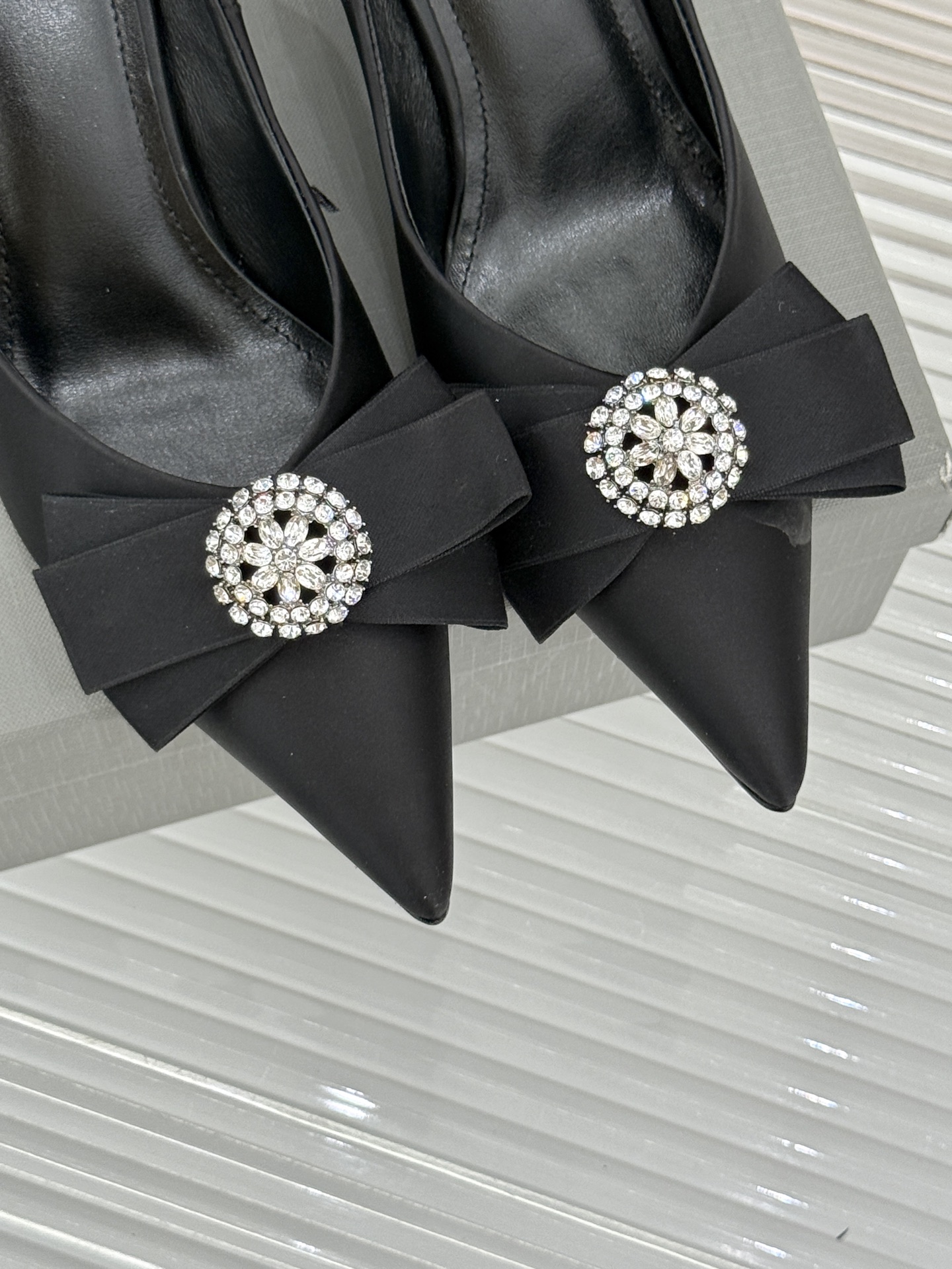 Balenciaga/巴黎世家26WF新品水钻蝴蝶结尖头真丝高跟鞋 以柔奢真丝碰撞凌厉锋芒。甄选顺滑真丝