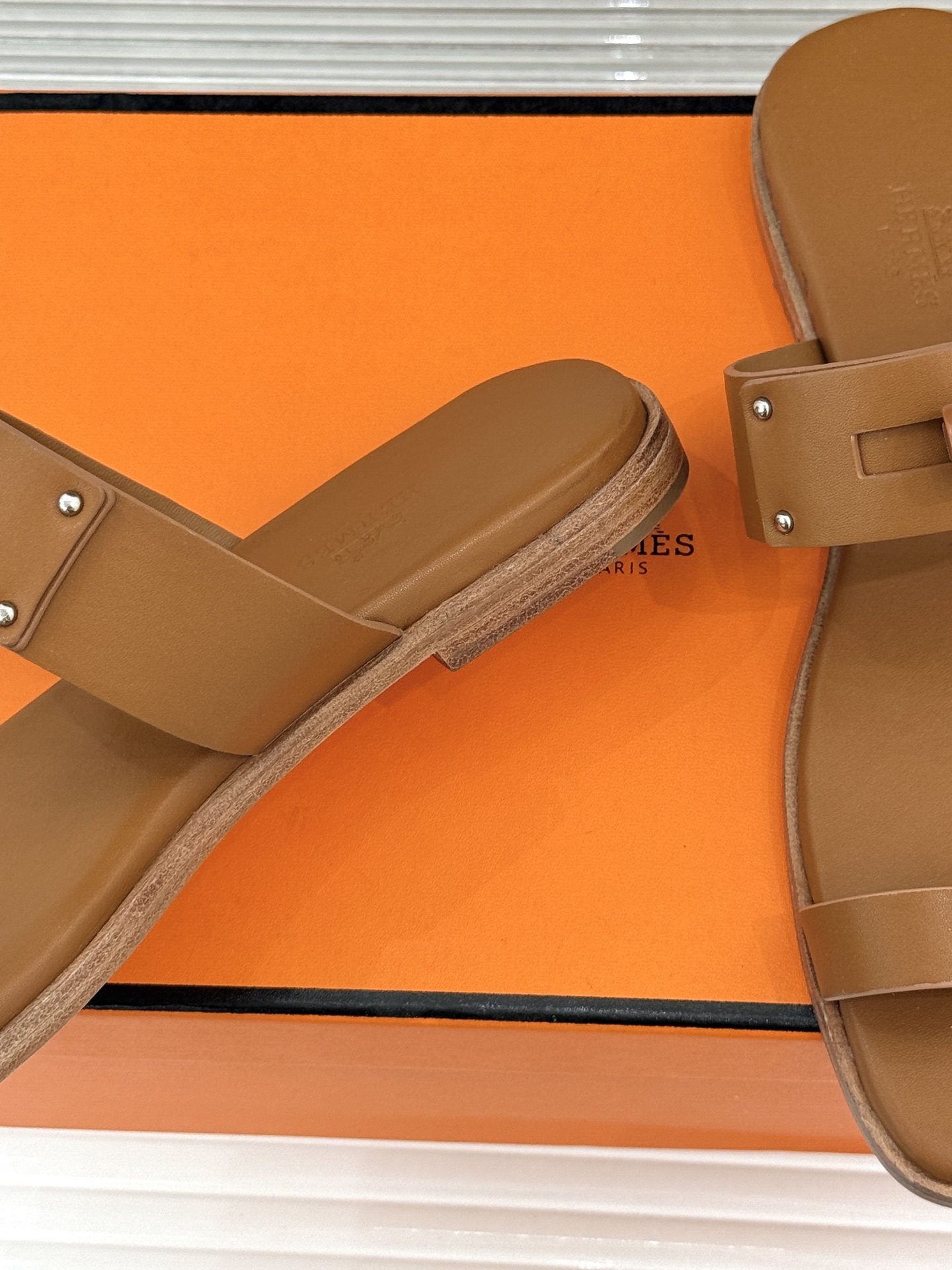 Hermès/爱马仕经典Kelly夹脚拖鞋以经典Kelly金属扣重塑夹脚拖鞋格调。甄选细腻小牛皮 触感柔