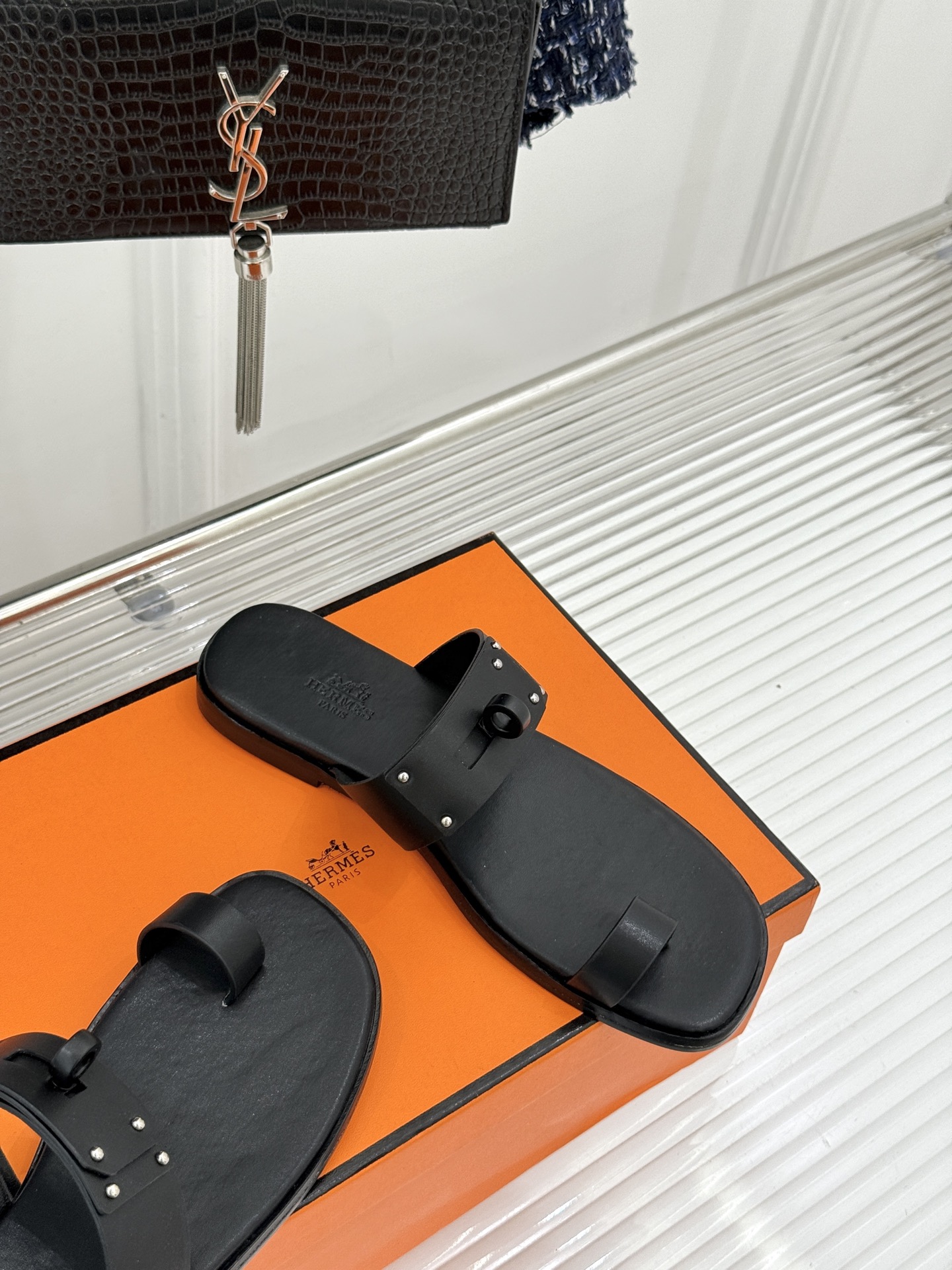 Hermès/爱马仕经典Kelly夹脚拖鞋以经典Kelly金属扣重塑夹脚拖鞋格调。甄选细腻小牛皮 触感柔