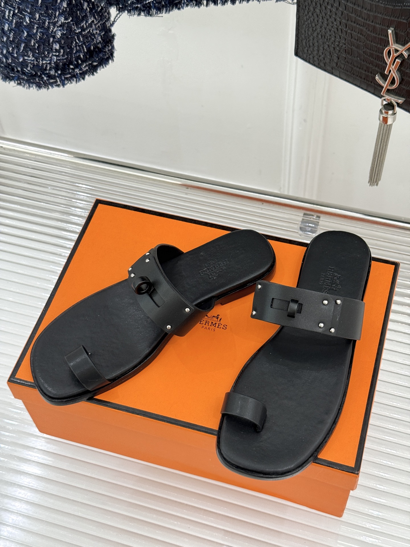 Hermès/爱马仕经典Kelly夹脚拖鞋以经典Kelly金属扣重塑夹脚拖鞋格调。甄选细腻小牛皮 触感柔