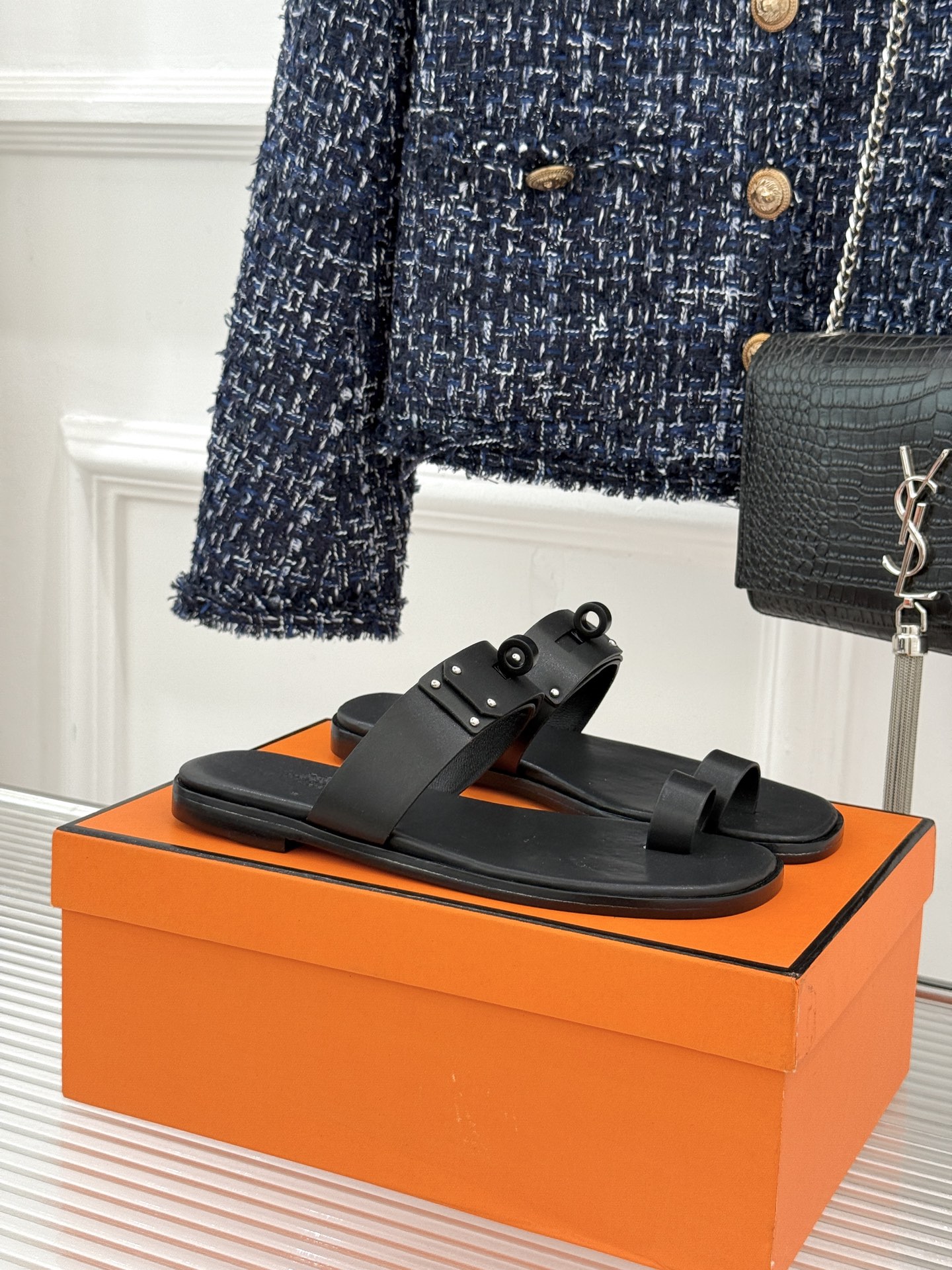 Hermès/爱马仕经典Kelly夹脚拖鞋以经典Kelly金属扣重塑夹脚拖鞋格调。甄选细腻小牛皮 触感柔