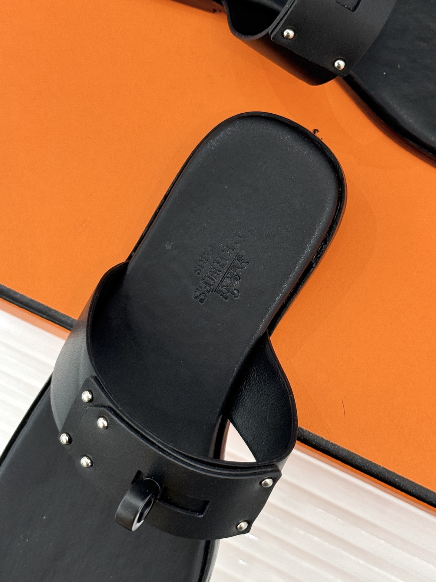 Hermès/爱马仕经典Kelly夹脚拖鞋以经典Kelly金属扣重塑夹脚拖鞋格调。甄选细腻小牛皮 触感柔