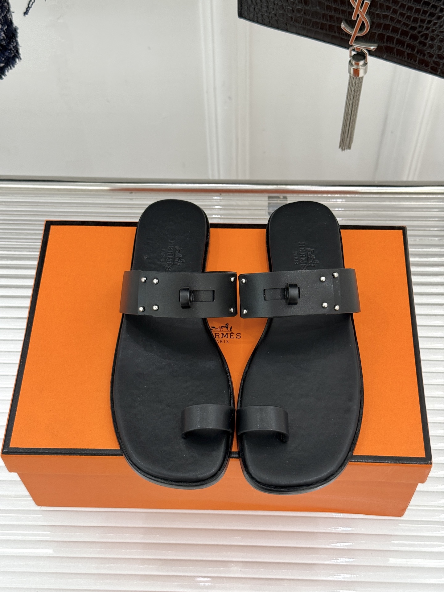 Hermès/爱马仕经典Kelly夹脚拖鞋以经典Kelly金属扣重塑夹脚拖鞋格调。甄选细腻小牛皮 触感柔