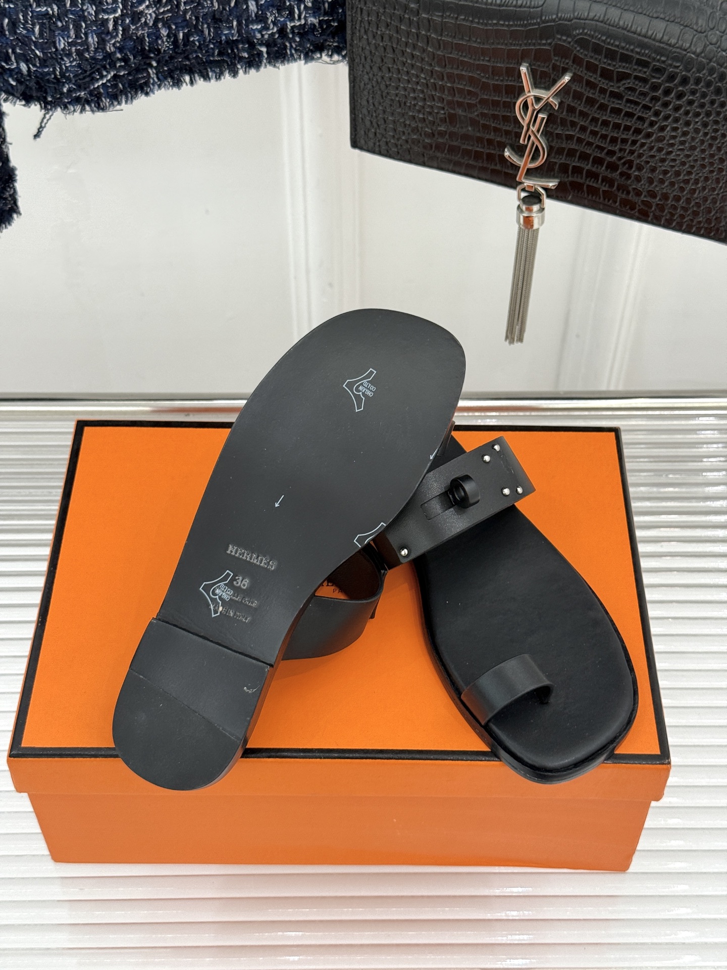 Hermès/爱马仕经典Kelly夹脚拖鞋以经典Kelly金属扣重塑夹脚拖鞋格调。甄选细腻小牛皮 触感柔