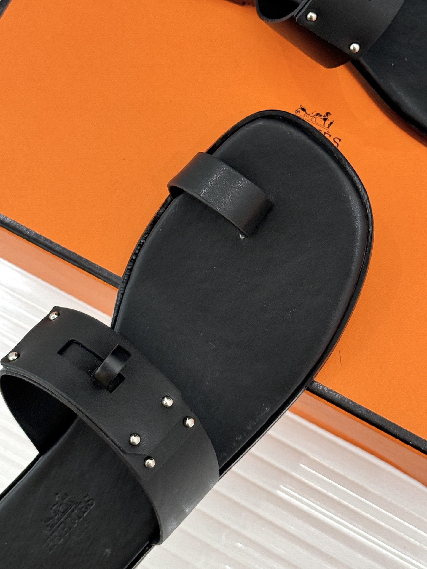 Hermès/爱马仕经典Kelly夹脚拖鞋以经典Kelly金属扣重塑夹脚拖鞋格调。甄选细腻小牛皮 触感柔