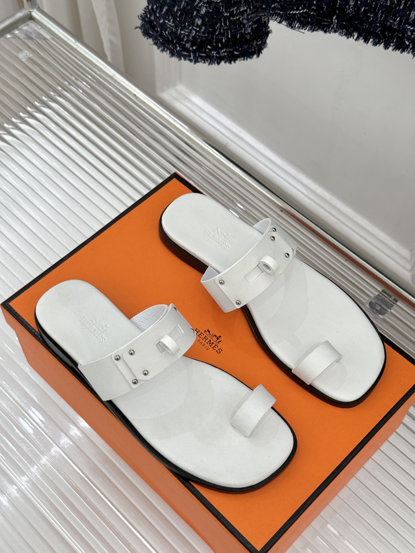 Hermès/爱马仕经典Kelly夹脚拖鞋以经典Kelly金属扣重塑夹脚拖鞋格调。甄选细腻小牛皮 触感柔