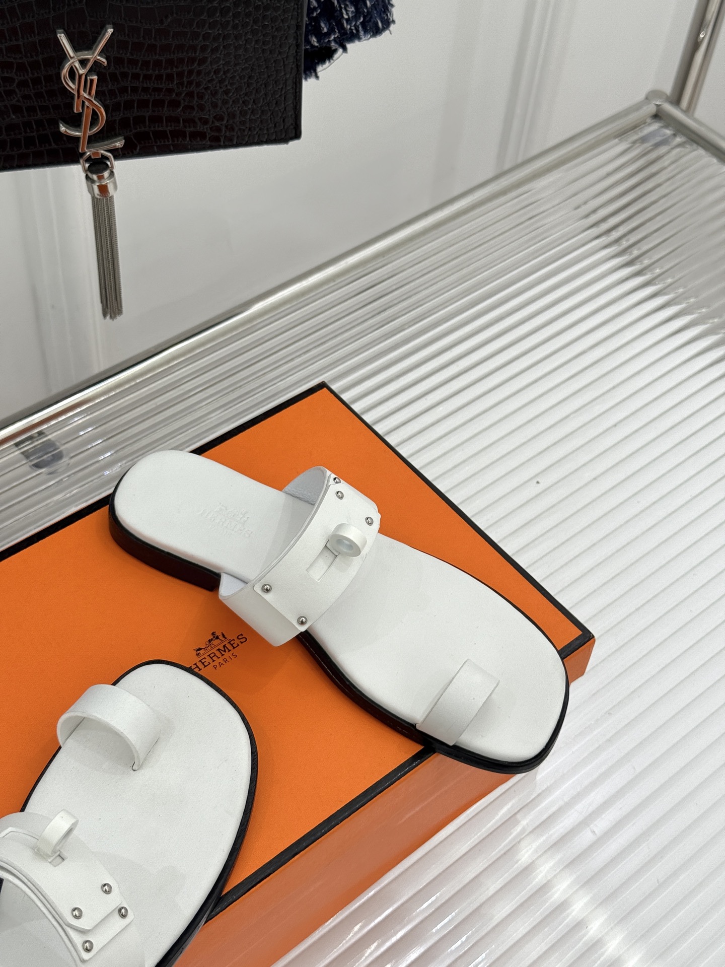 Hermès/爱马仕经典Kelly夹脚拖鞋以经典Kelly金属扣重塑夹脚拖鞋格调。甄选细腻小牛皮 触感柔